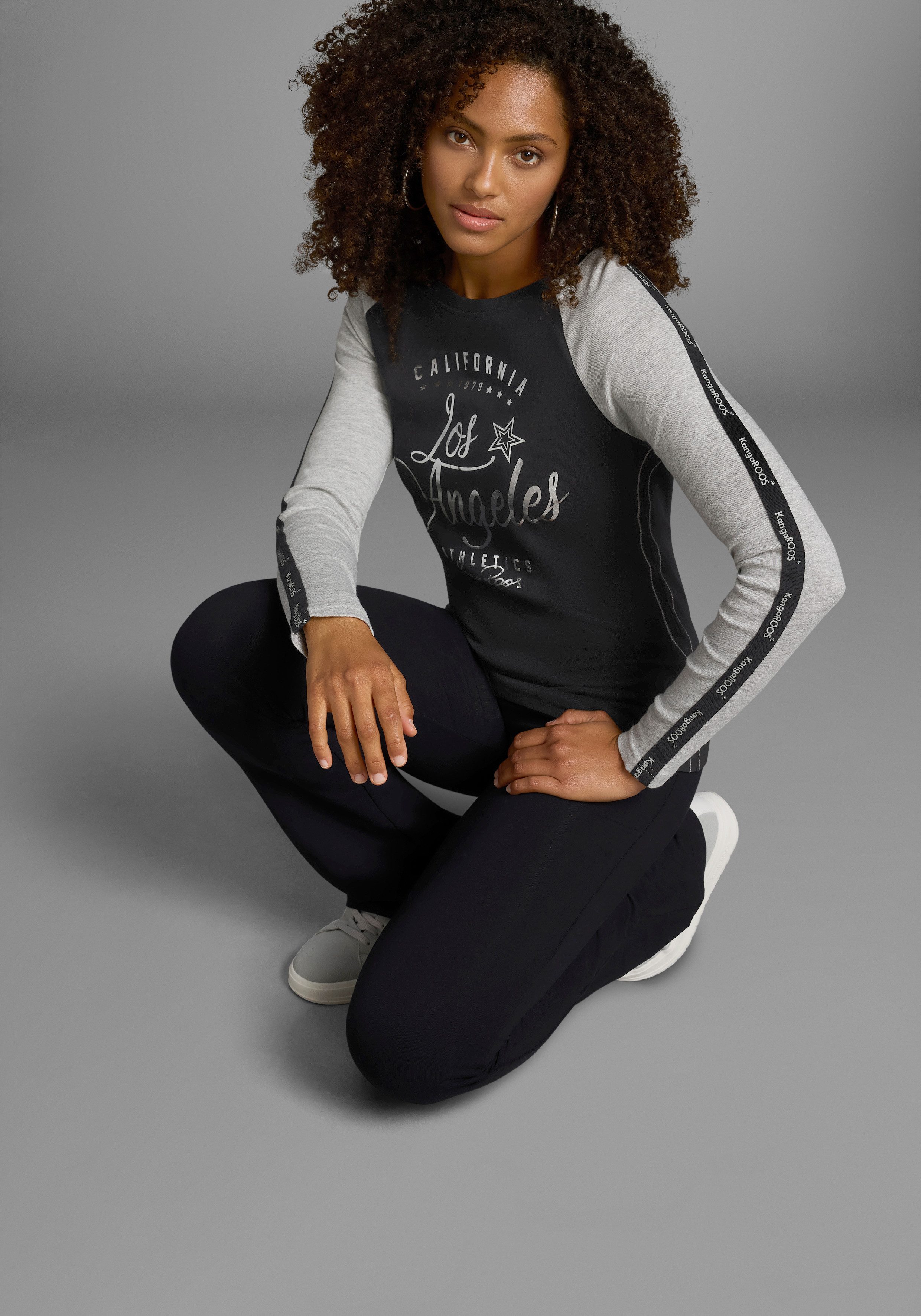 KangaROOS Longsleeve Lange mouwen, zeer figuurvolgende pasvorm, met glanzende metallic-print