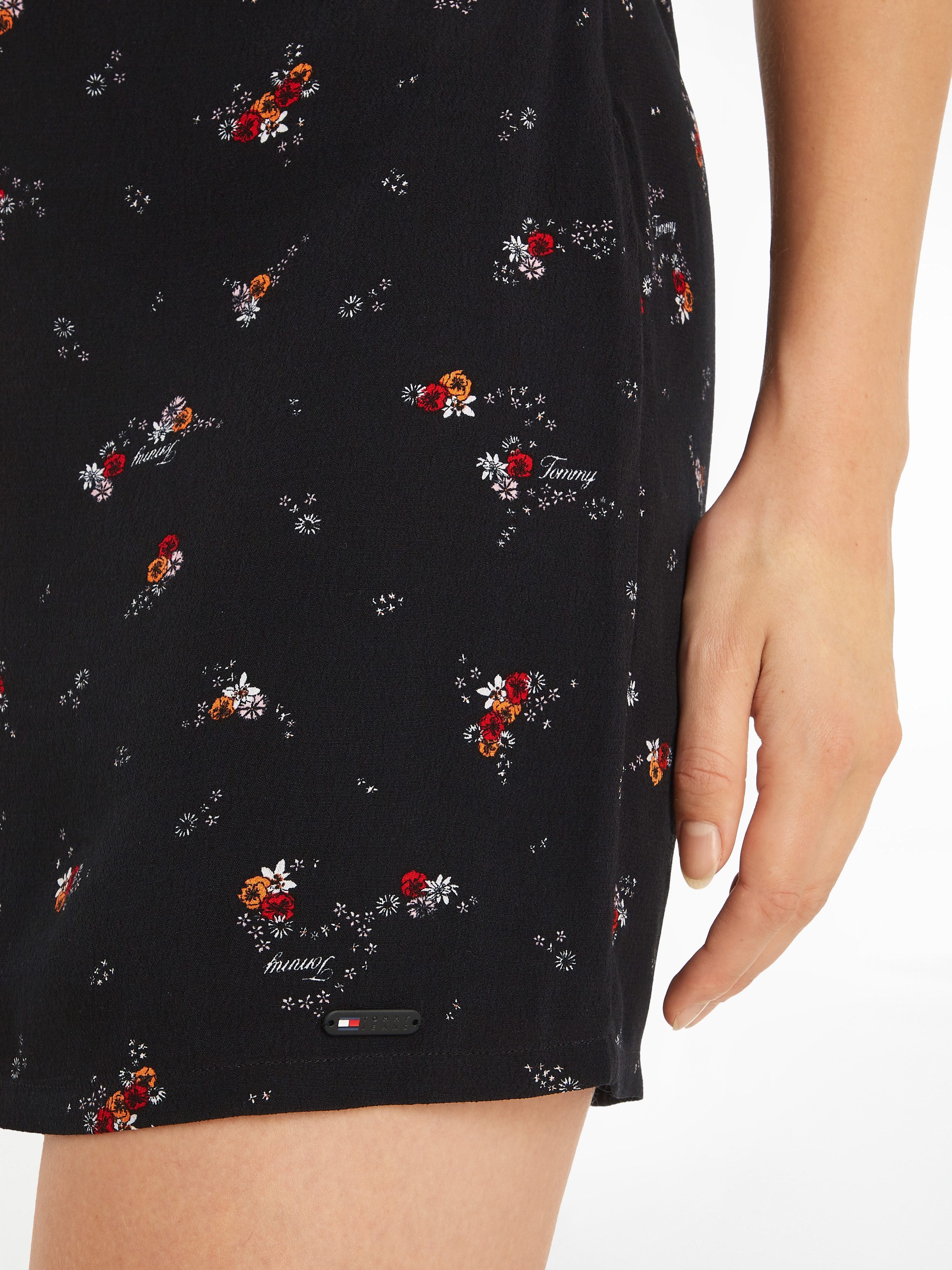 TOMMY JEANS Blousejurk TJW BLACK FLORAL RACER DRESS met bloemenprint modieuze racer vorm
