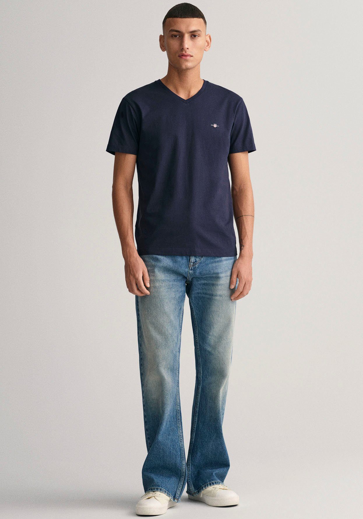 Gant T-shirt SLIM SHIELD V-NECK T-SHIRT met een klein geborduurd logo op de borst