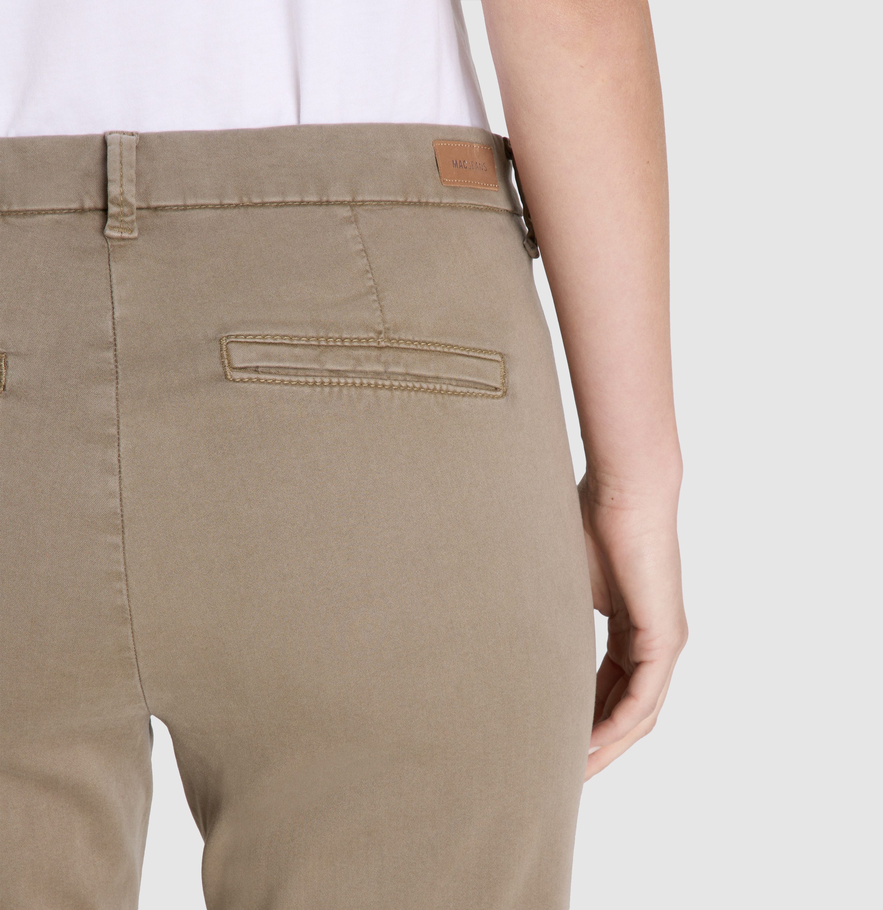 MAC Chino turn up met subtiele glans, elegant en sportief tegelijk