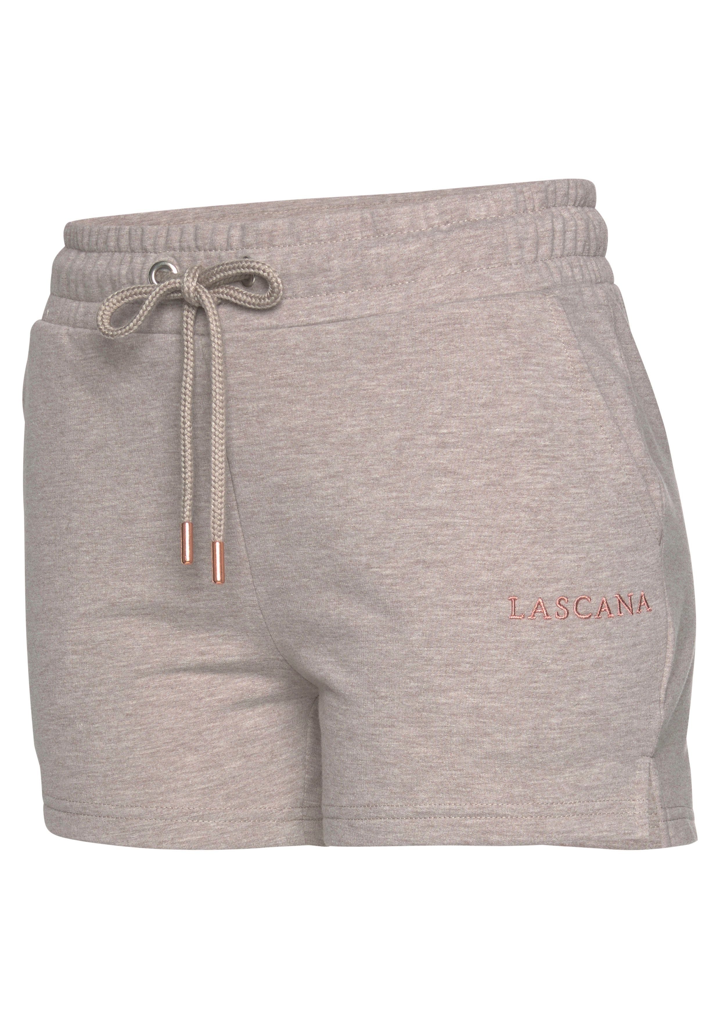 Lascana Sweatshort met logo-borduurwerk, loungepak