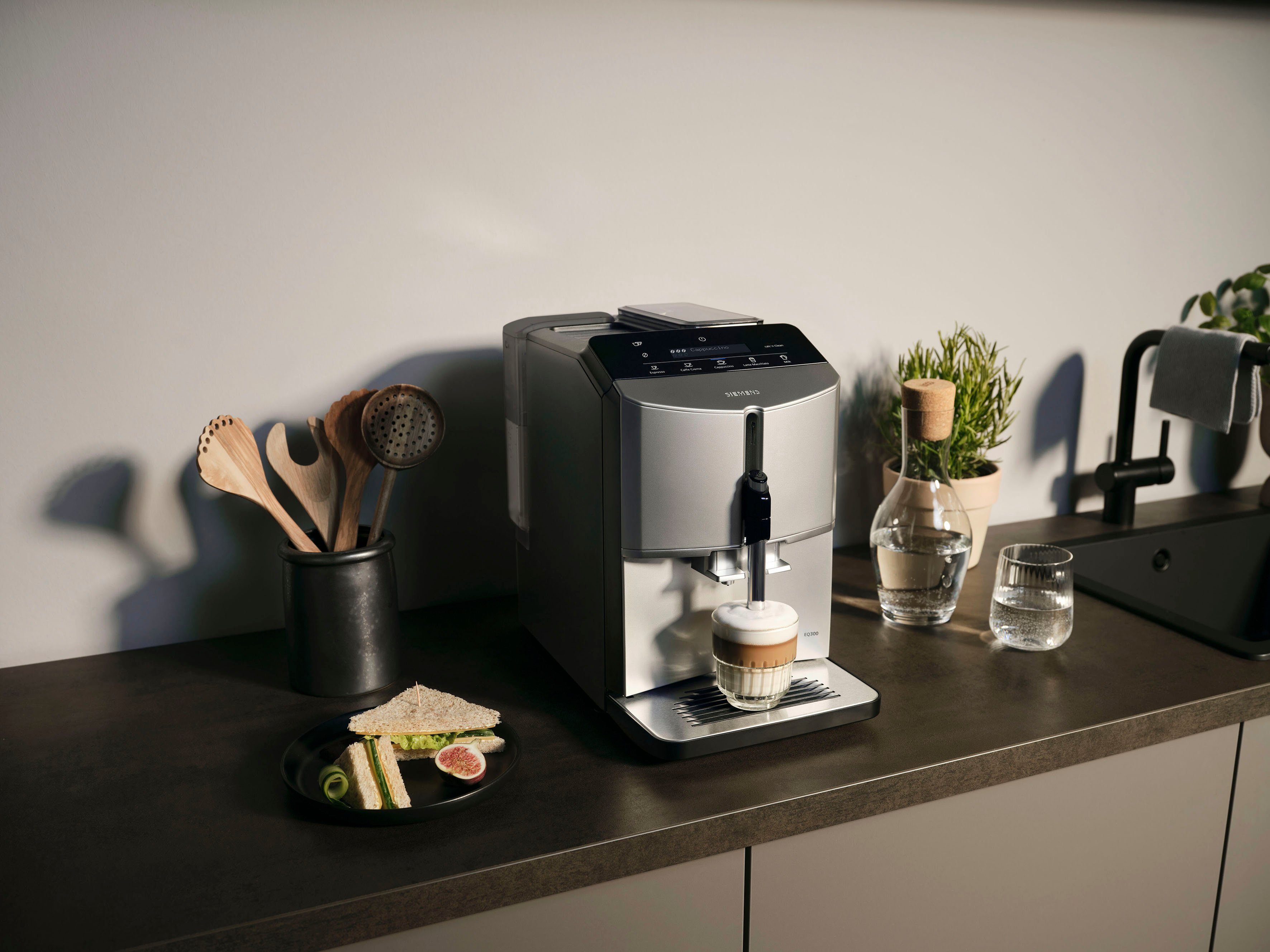 SIEMENS Volautomatisch koffiezetapparaat EQ300 TF303E07, veel koffiespecialiteiten, OneTouch-functie, gebruiksvriendelijk display, keramische molen, zilver metallic