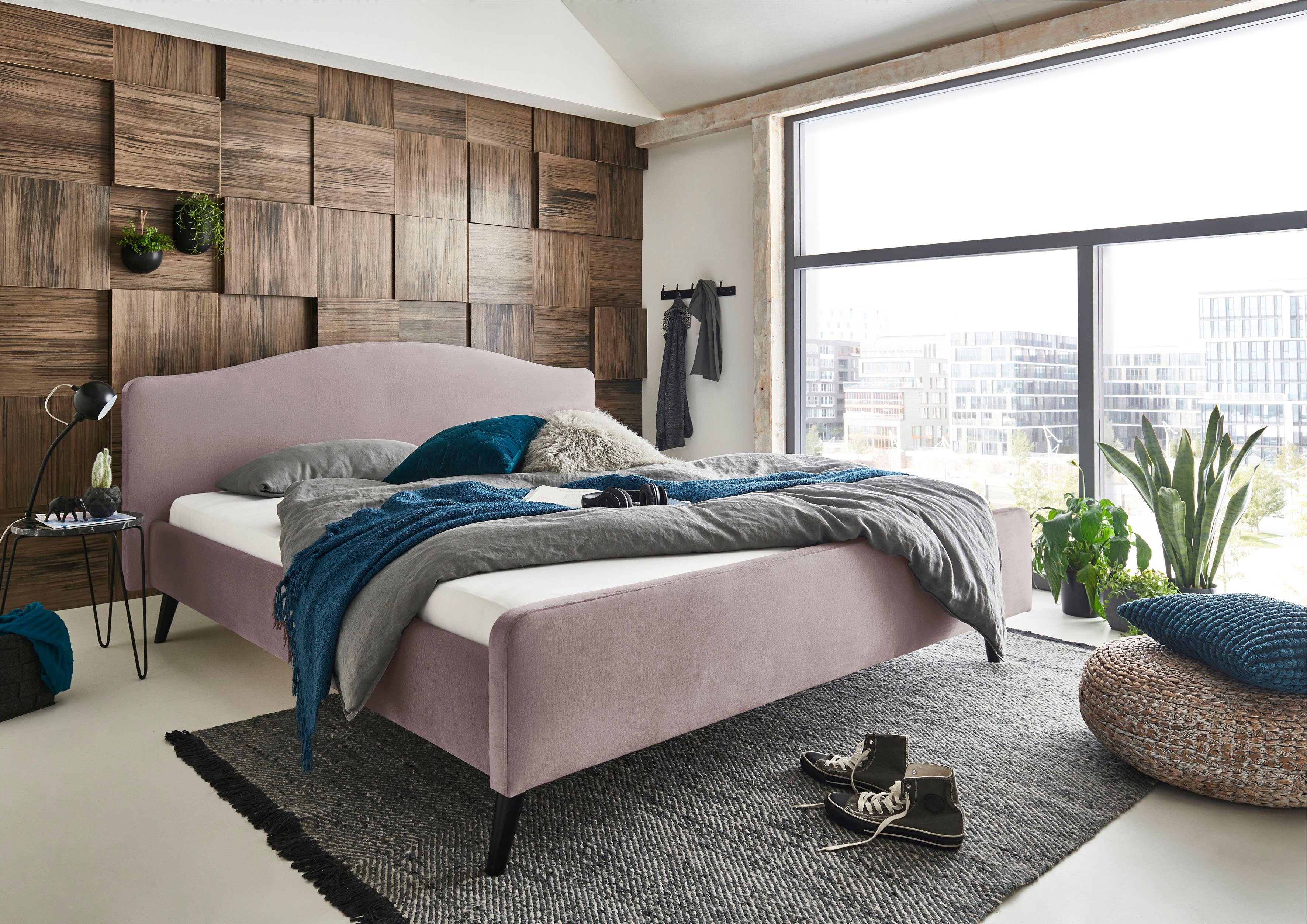 ATLANTIC home collection Gestoffeerd bed Tamiga met massief houten poten bedden paars