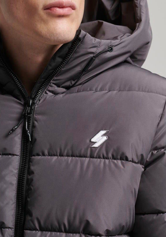 Superdry Gewatteerde jas HOODED SPORTS PUFFR JACKET met contrastkleurig borduursel