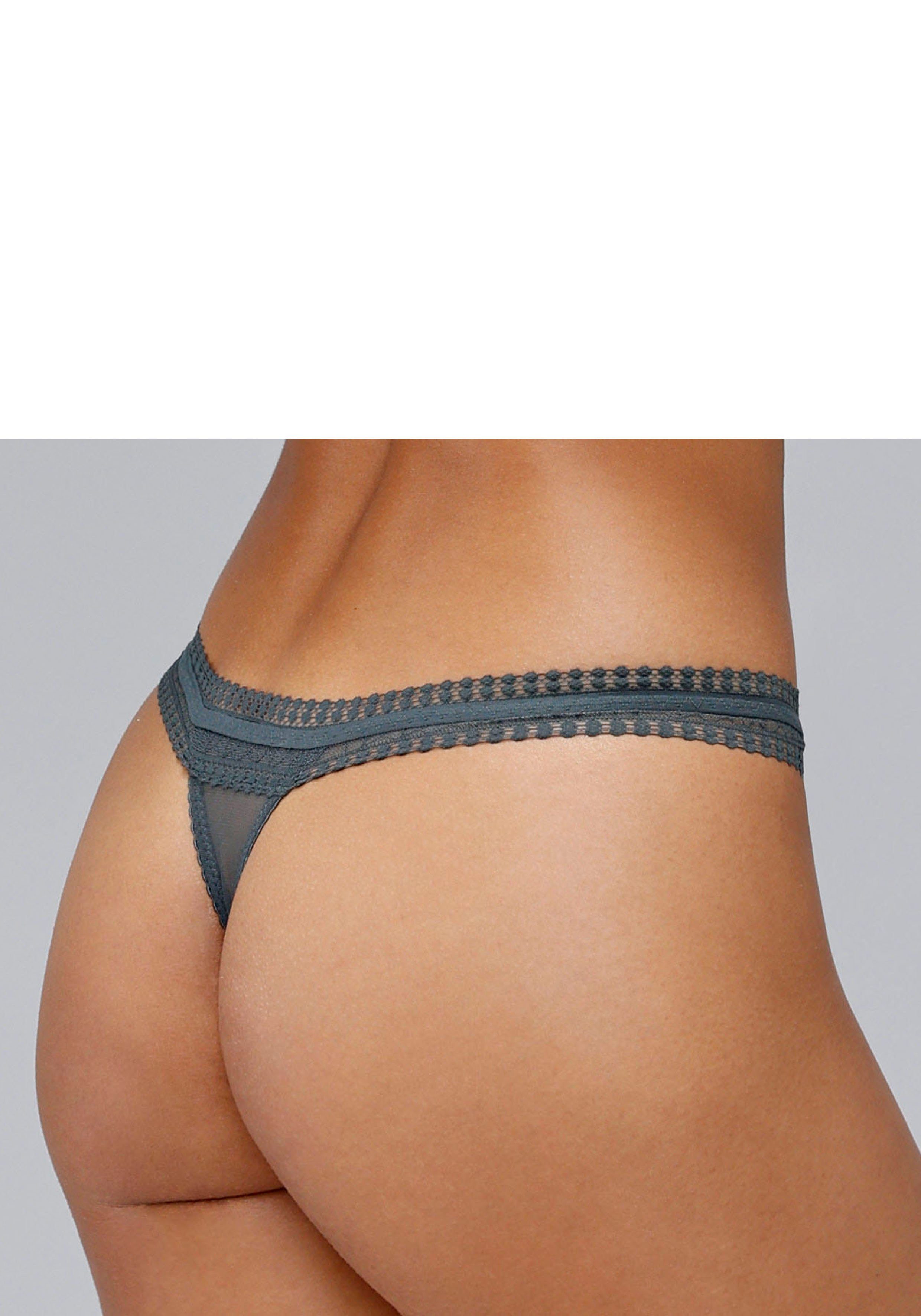 Lascana Tanga Jasmijn in bloemige look