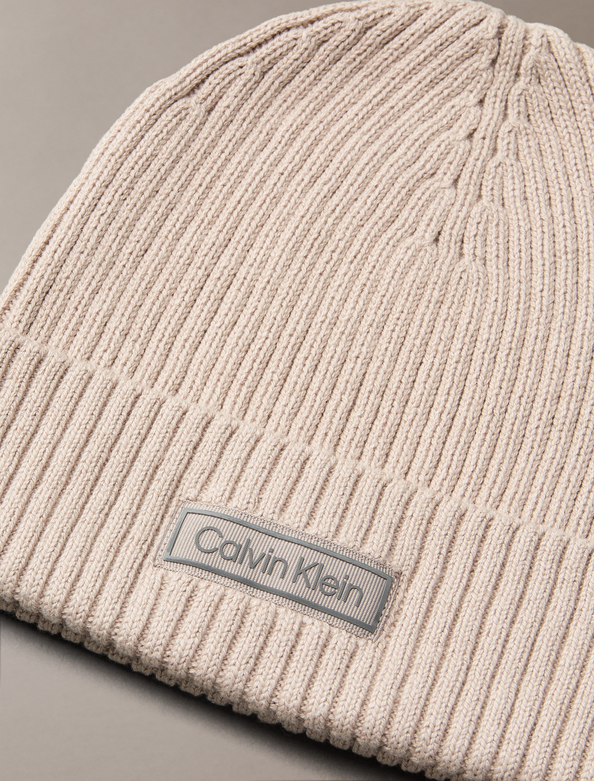 Calvin Klein Gebreide muts PATCH CHUNKY RIB COTTON BEANIE