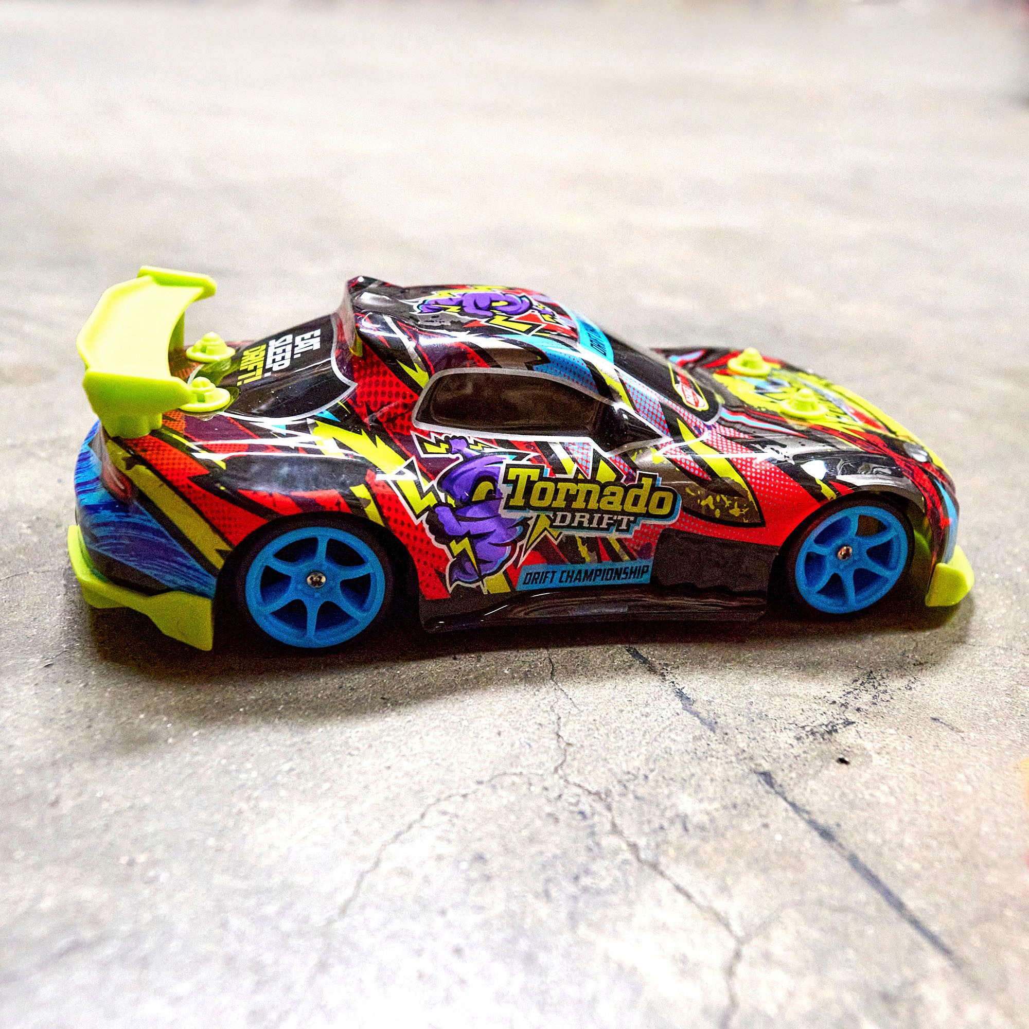 Dickie Toys Radiografisch bestuurbare auto RC Tornado Drift, 2,4 GHz met verlichting en vierwielaandrijving