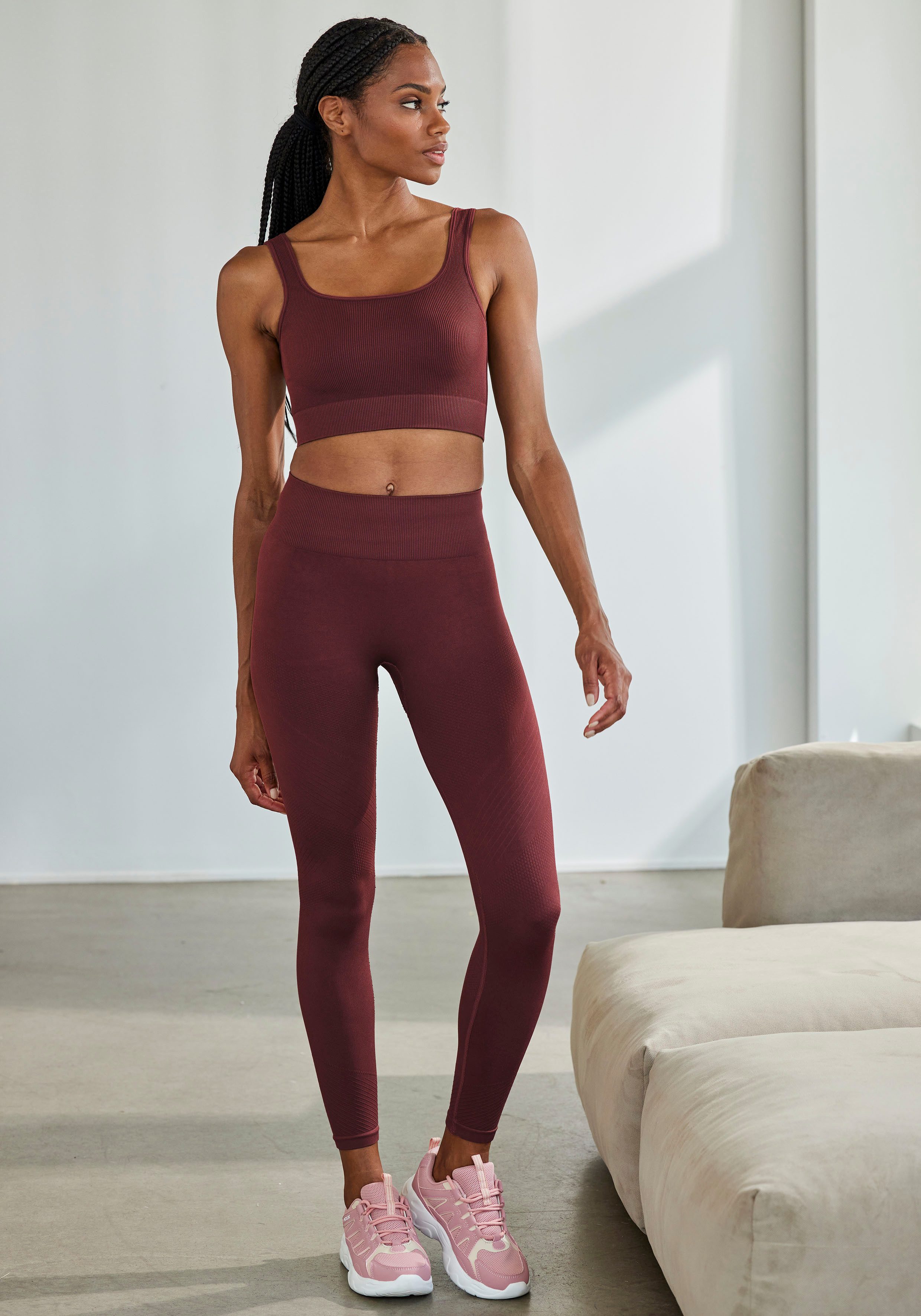 Lascana Naadloze legging Po Push Up met ribstructuur en shaping-effect sportbroek sportleggings