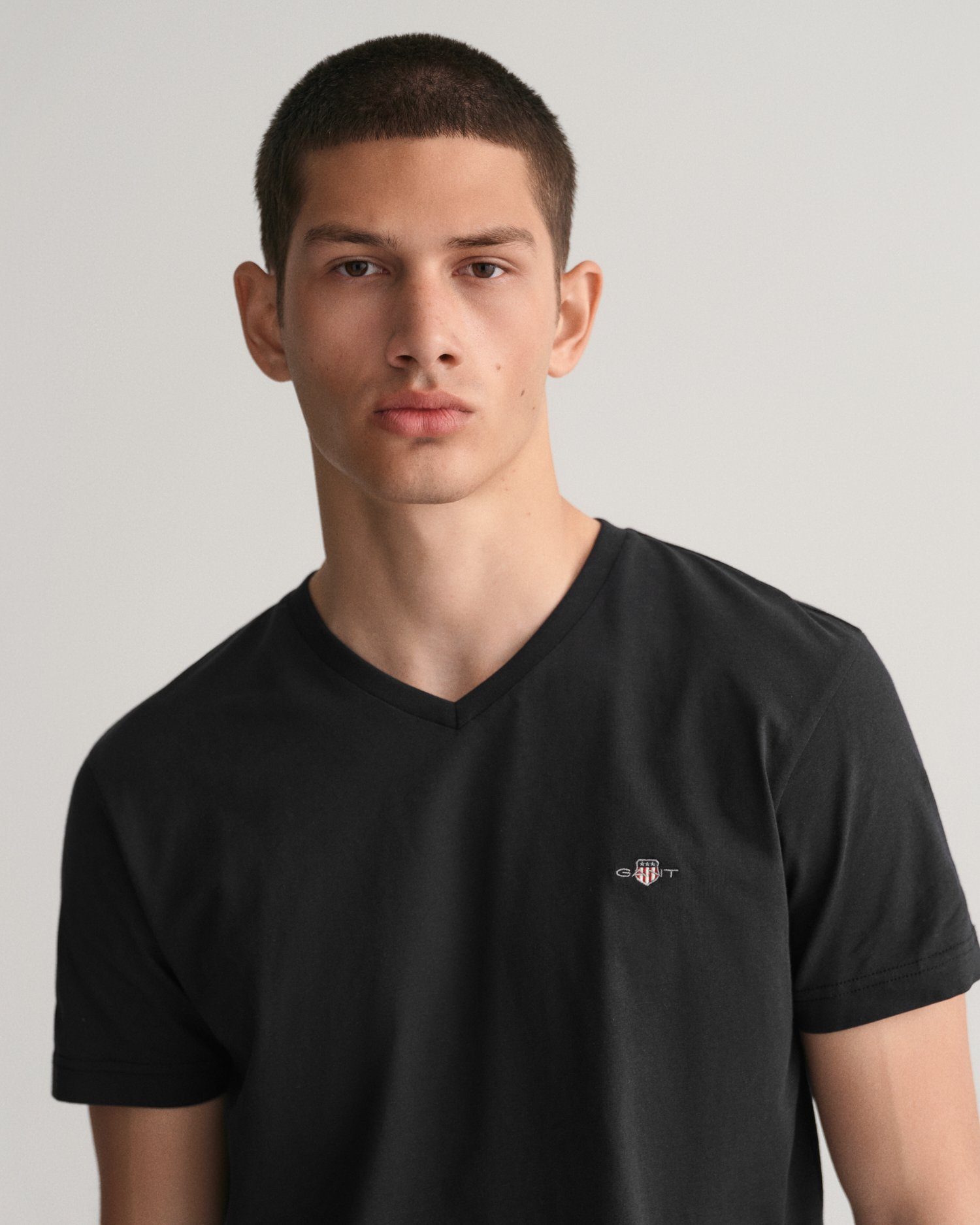 Gant T-shirt SLIM SHIELD V-NECK T-SHIRT met een klein geborduurd logo op de borst