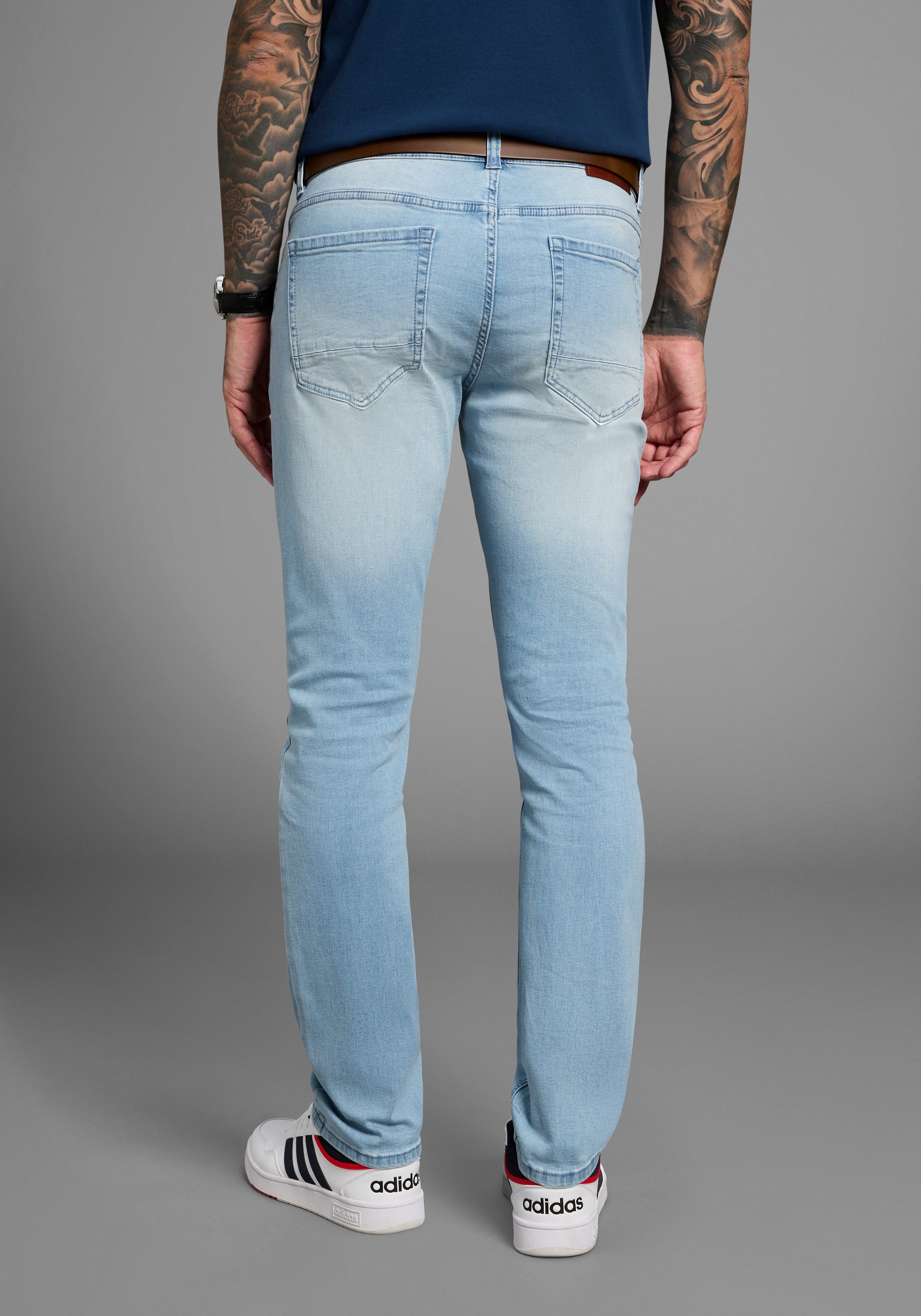 Bruno Banani Straight jeans Hutch rechte broekspijpen, gedeeltelijk met modieuze destroyed-effecten,