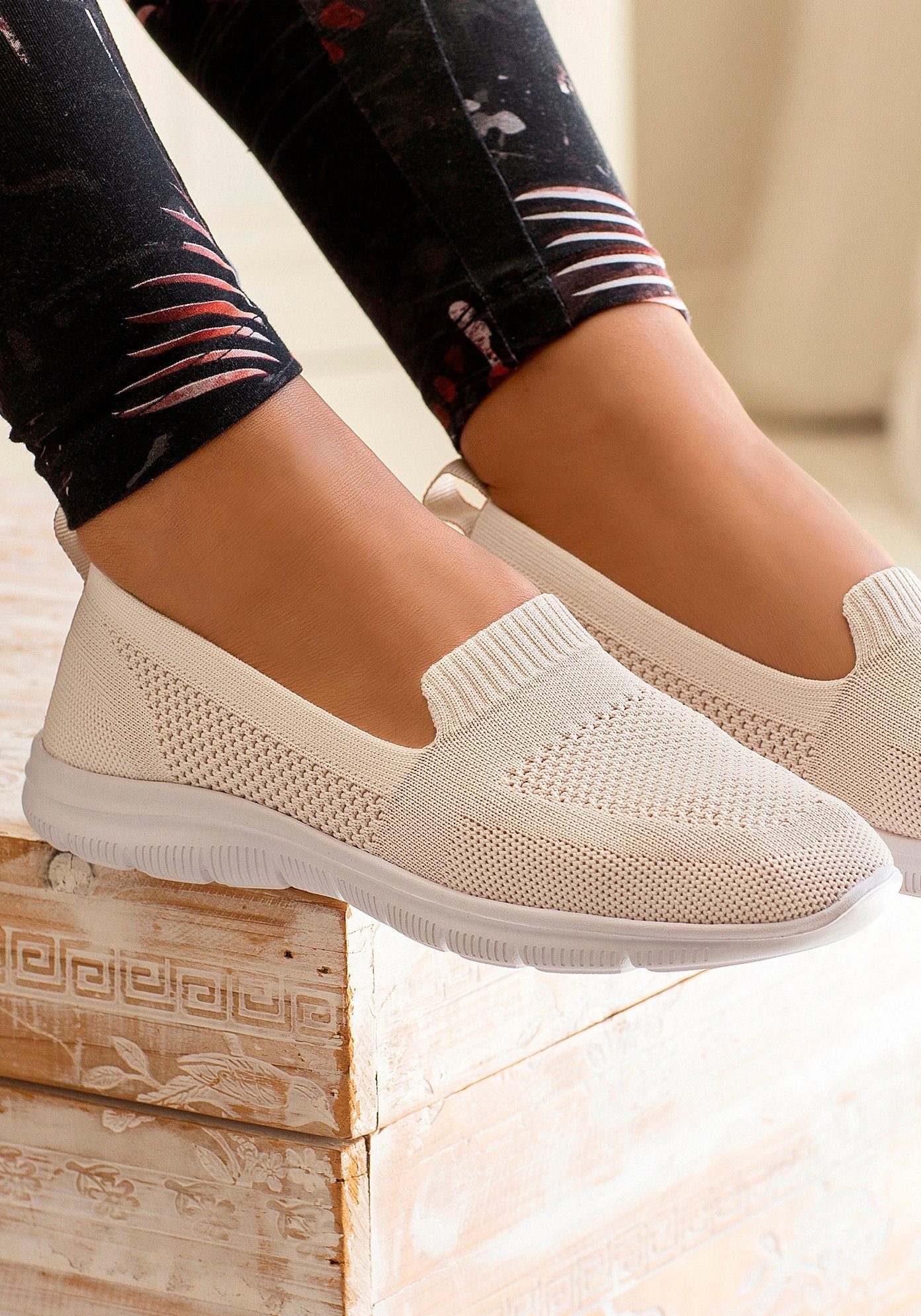 Lascana Instappers Slip-on sneaker, lage schoen, ultralichte sneaker, VEGAN