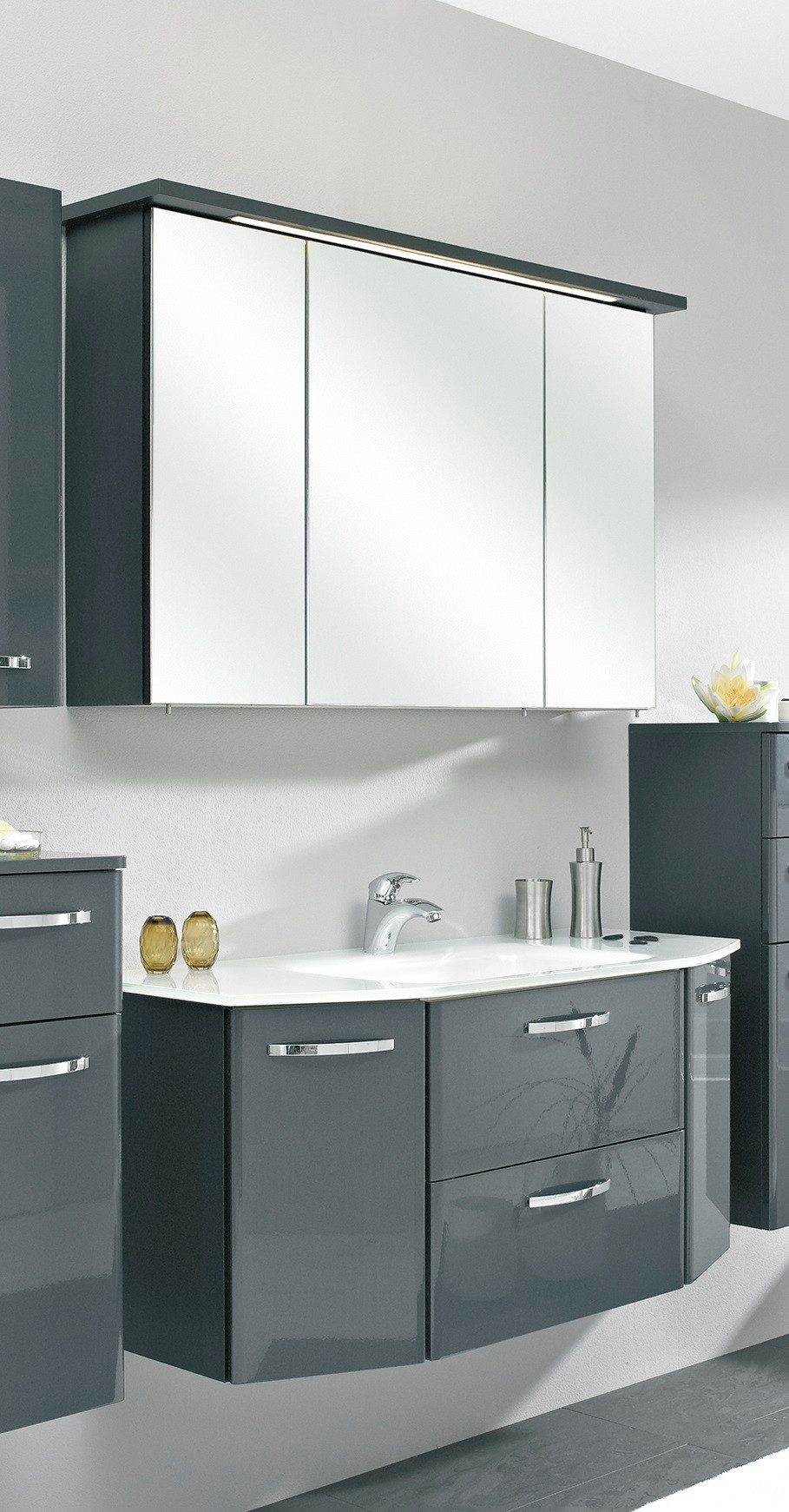 Saphir Badmeubelset Quickset 327 2-delig, wastafelmeubel en led-spiegelkast Antraciet hoogglans, incl. deurdemper, 5 deuren, 1 flap, 1 lade (set, 2