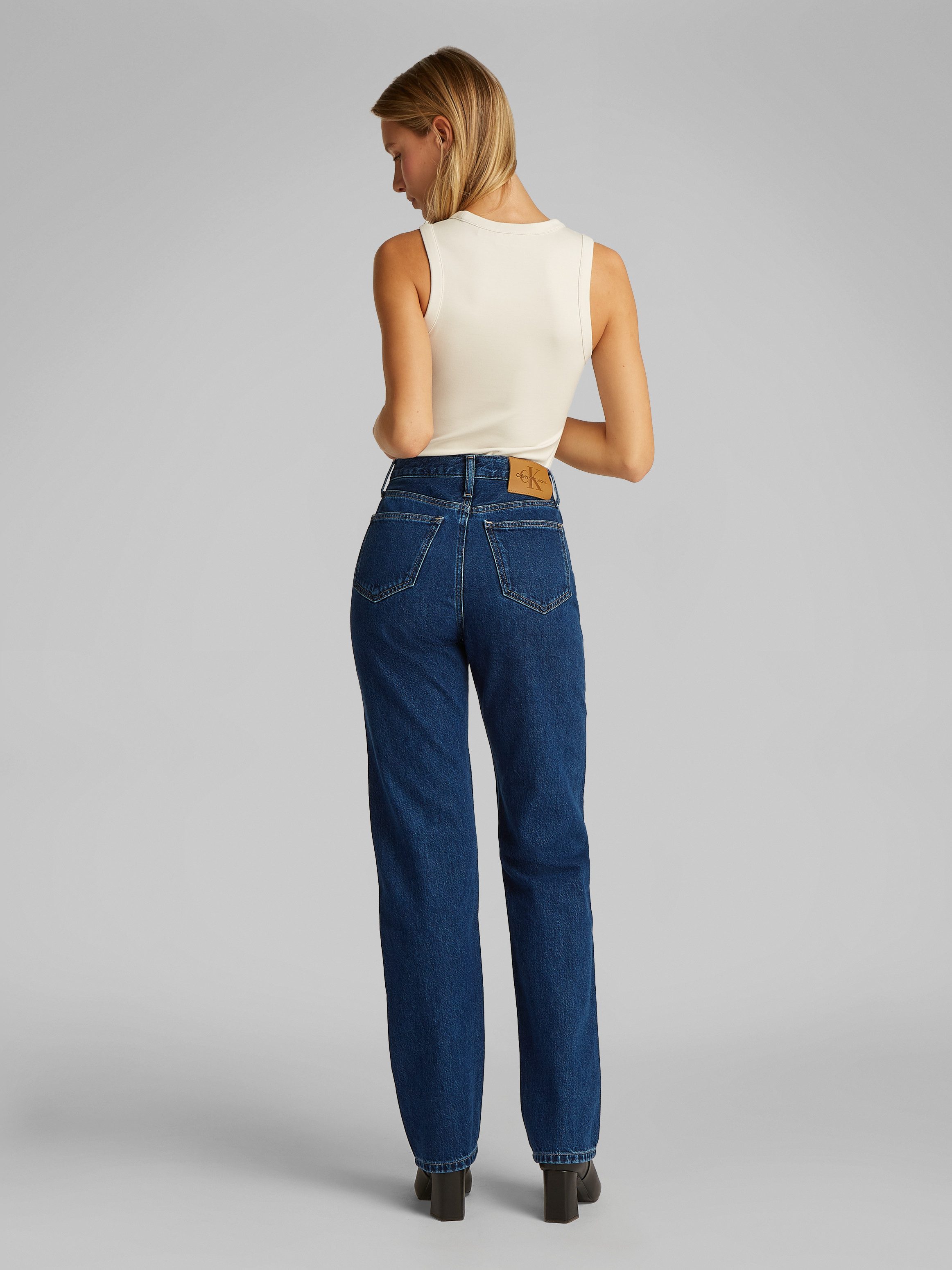 Calvin Klein Mom jeans HIGH RISE STRAIGHT lichte stone wash-look, met muntzakje