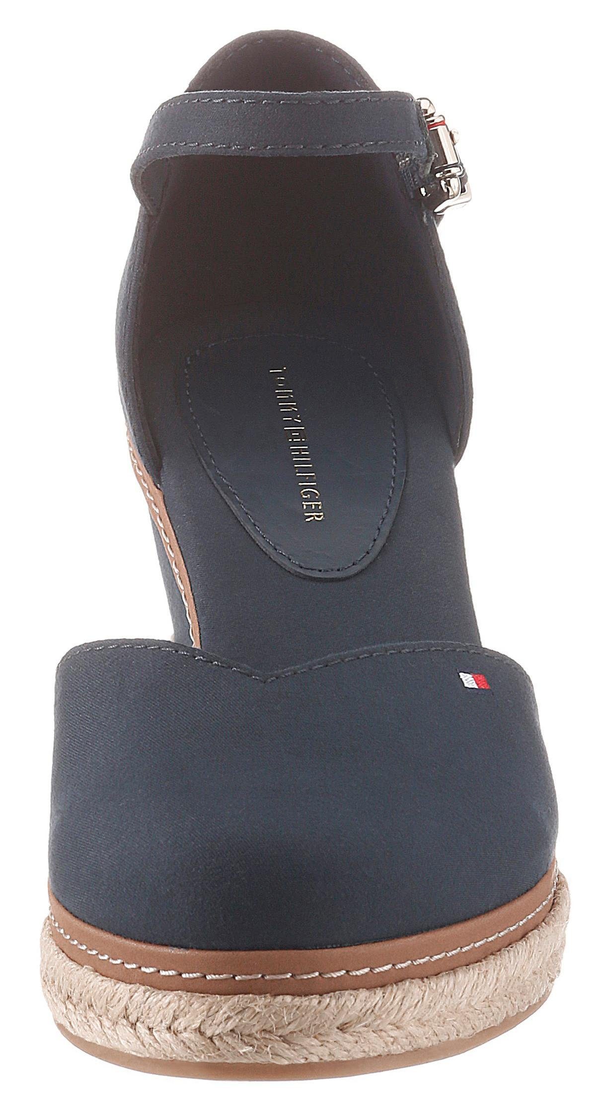 Tommy Hilfiger Gesppumps BASIC CLOSED TOE MID WEDGE , sandaal met bandjes, sleehak, zomerschoen, met verstelbare gesp
