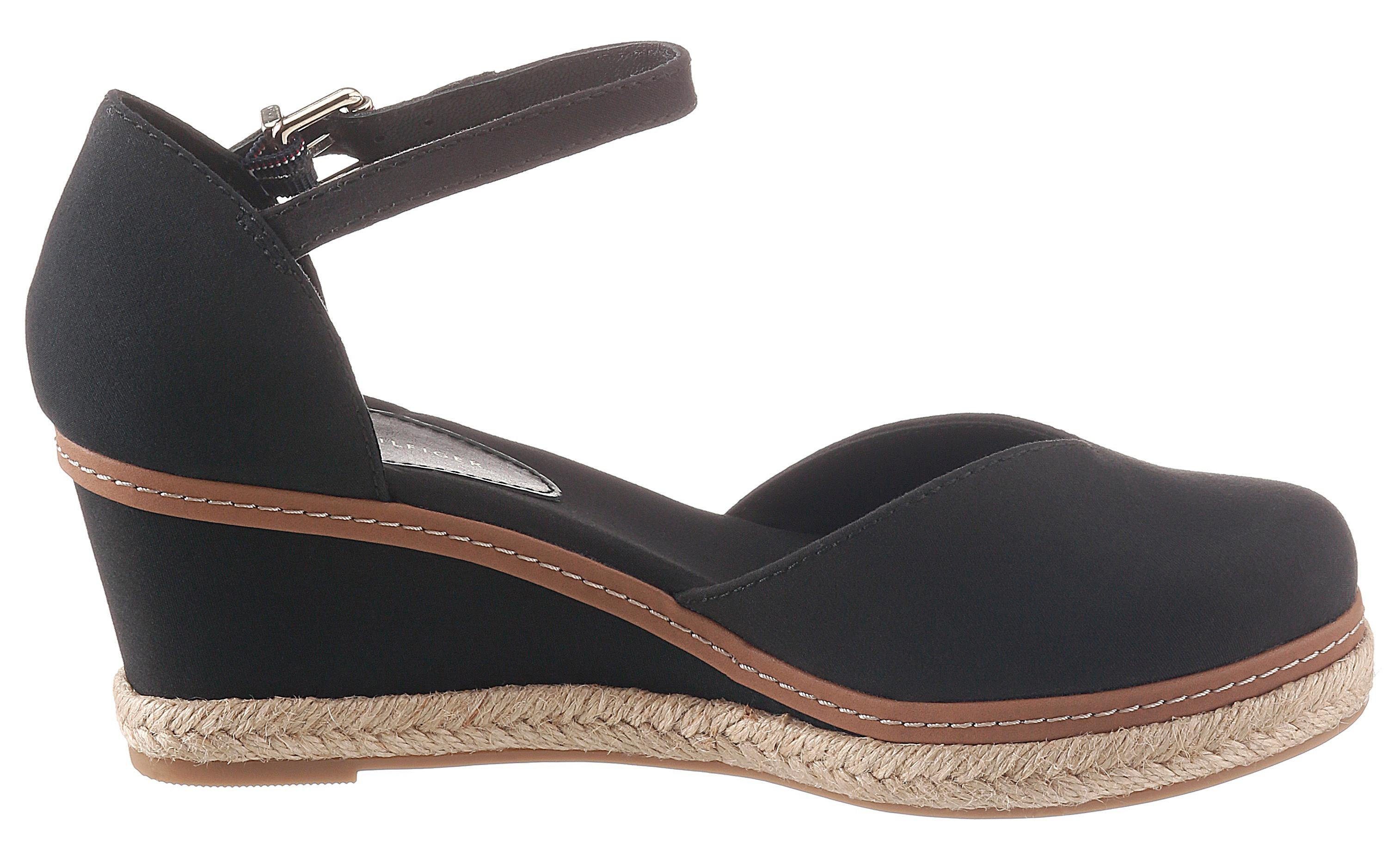 Tommy Hilfiger Gesppumps BASIC CLOSED TOE MID WEDGE , sandaal met bandjes, sleehak, zomerschoen, met verstelbare gesp