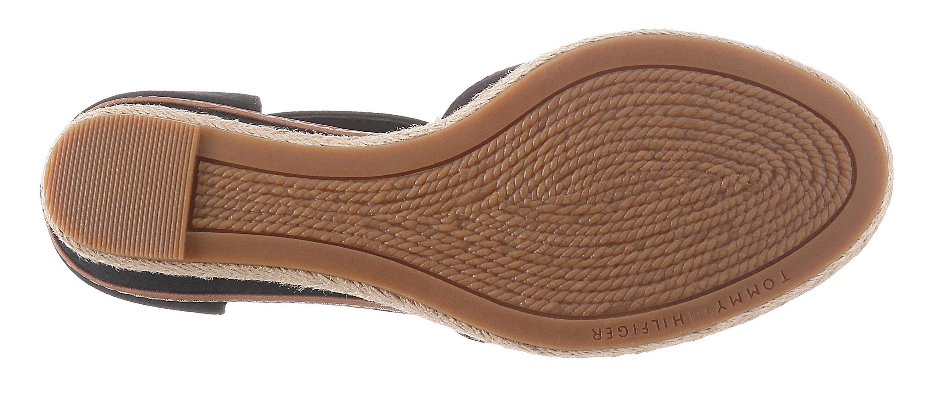Tommy Hilfiger Gesppumps BASIC CLOSED TOE MID WEDGE , sandaal met bandjes, sleehak, zomerschoen, met verstelbare gesp