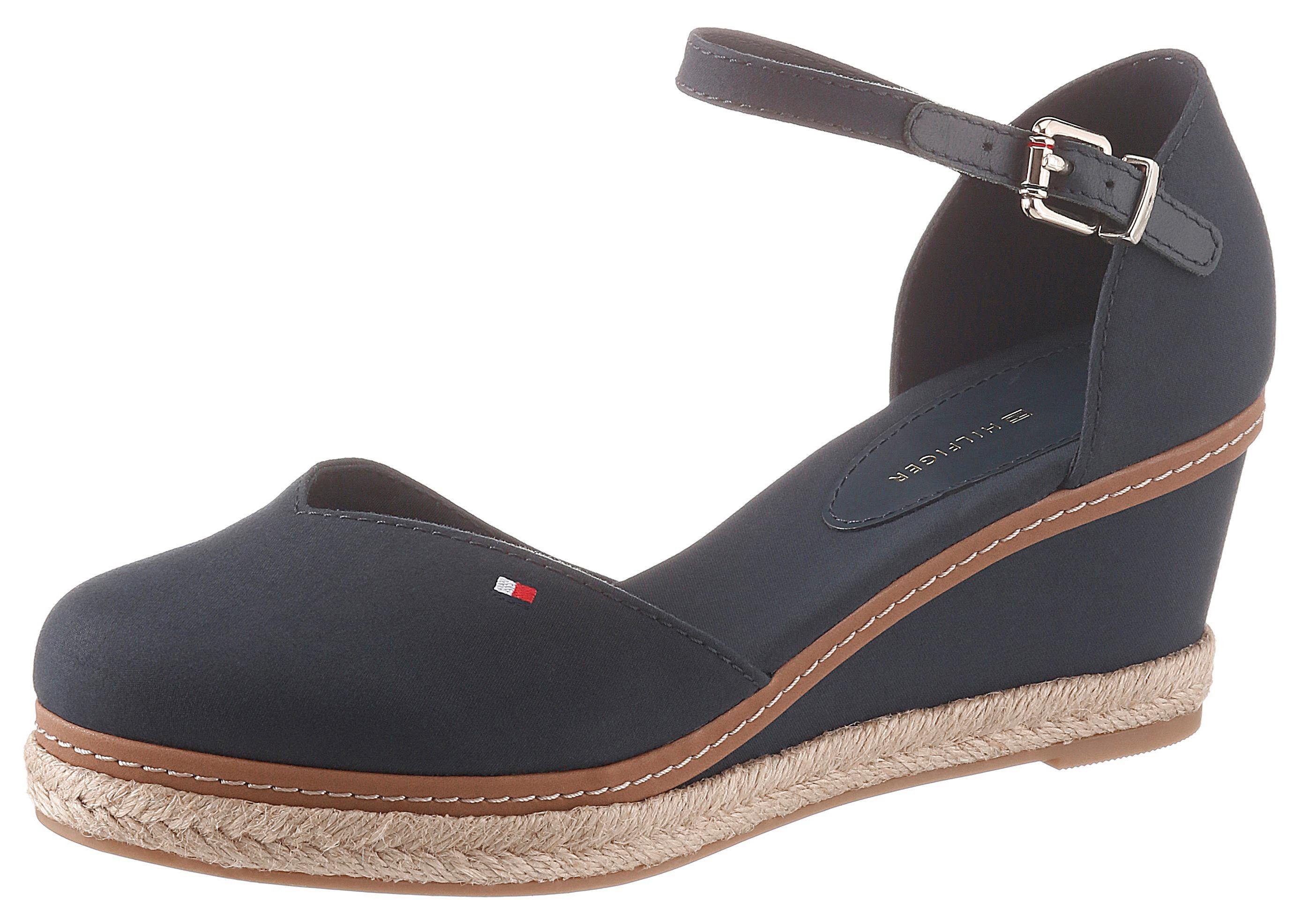 Tommy Hilfiger Gesppumps BASIC CLOSED TOE MID WEDGE , sandaal met bandjes, sleehak, zomerschoen, met verstelbare gesp