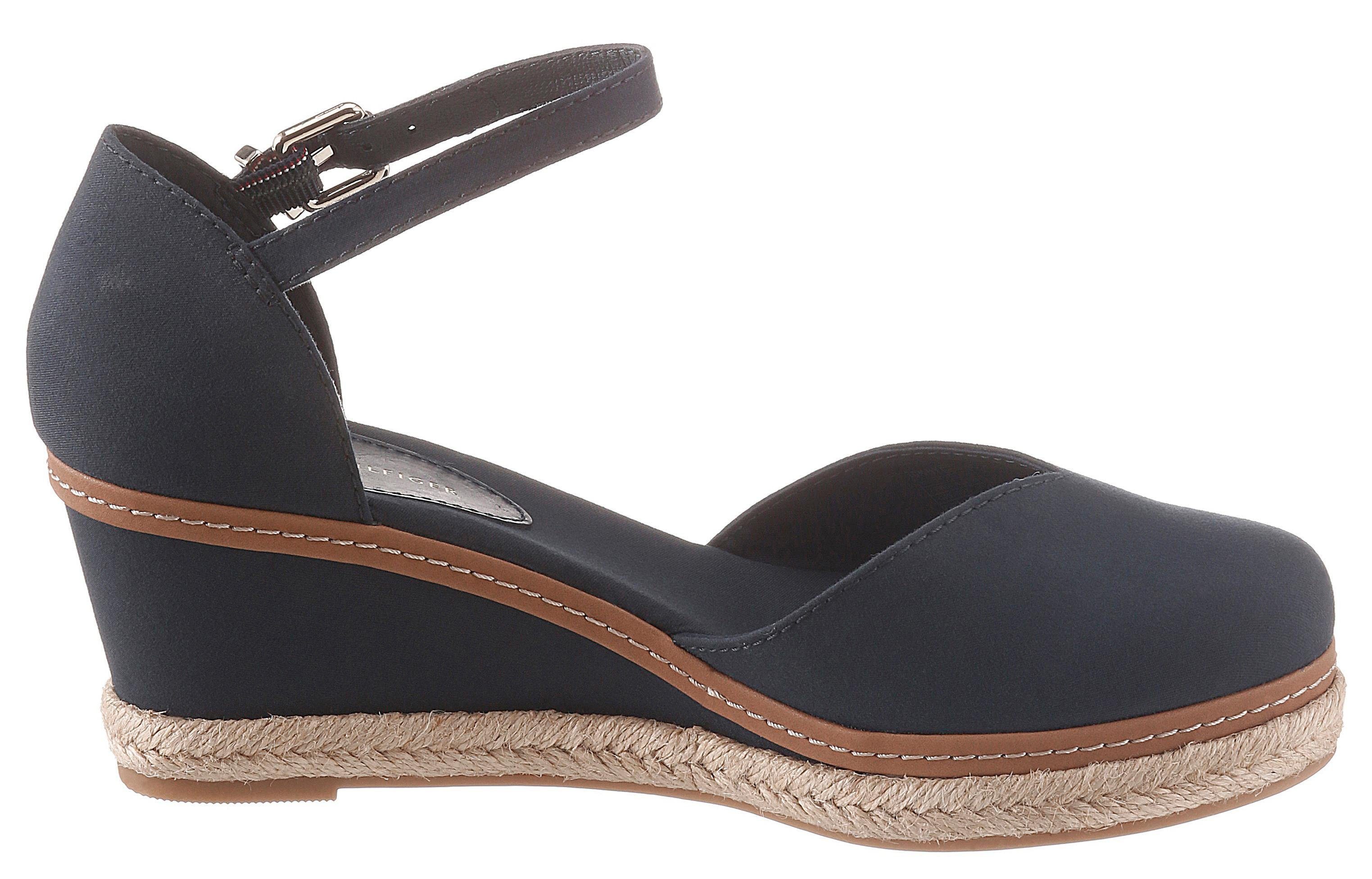 Tommy Hilfiger Gesppumps BASIC CLOSED TOE MID WEDGE , sandaal met bandjes, sleehak, zomerschoen, met verstelbare gesp