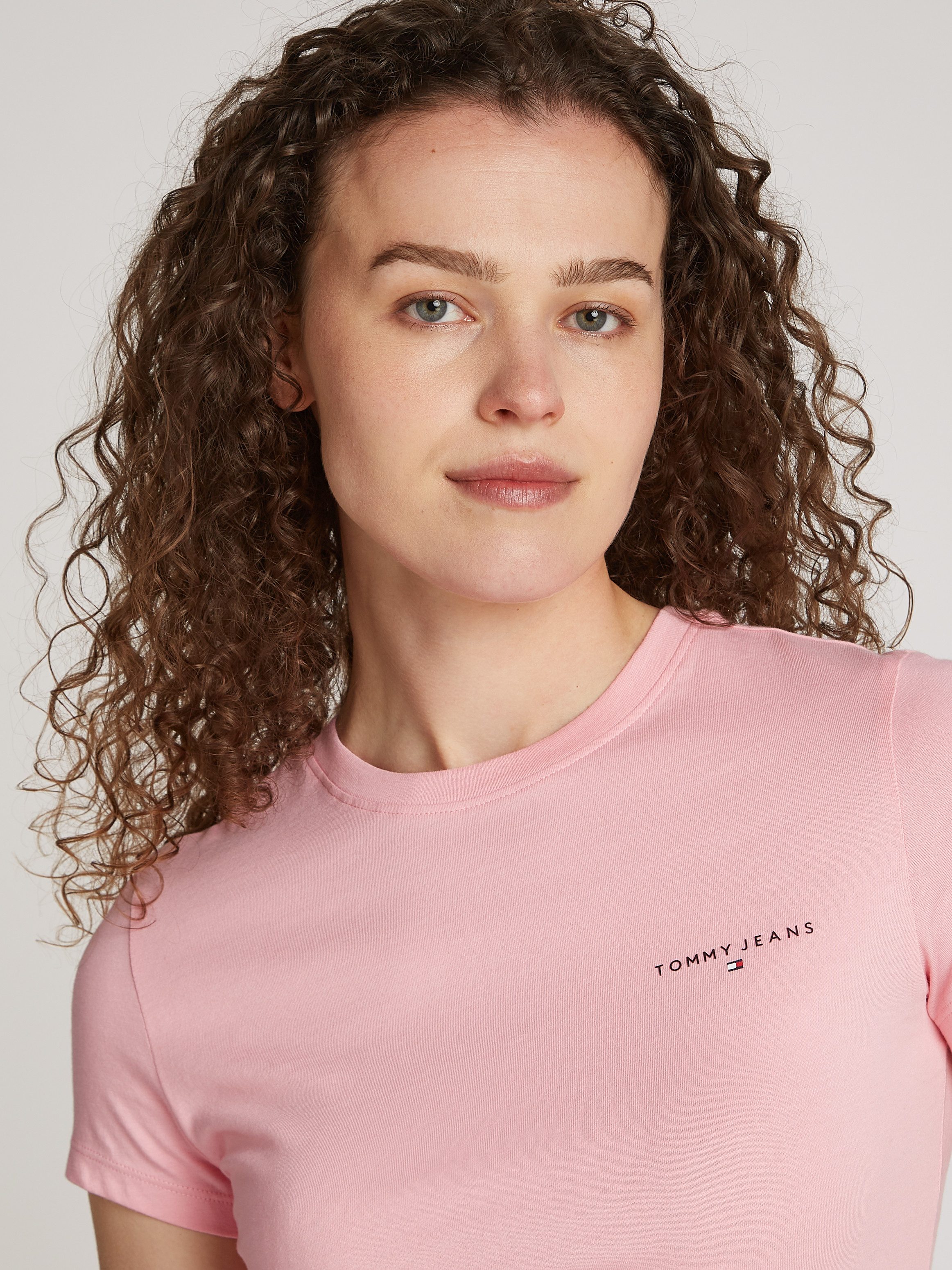 TOMMY JEANS T-shirt TJW SLIM LINEAR TEE met een logo-opschrift