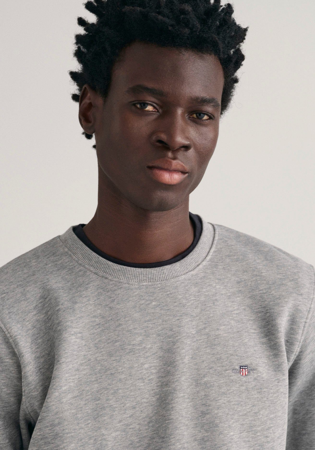 Gant Sweatshirt REG SHIELD C-NECK SWEAT met logoborduursel op borsthoogte
