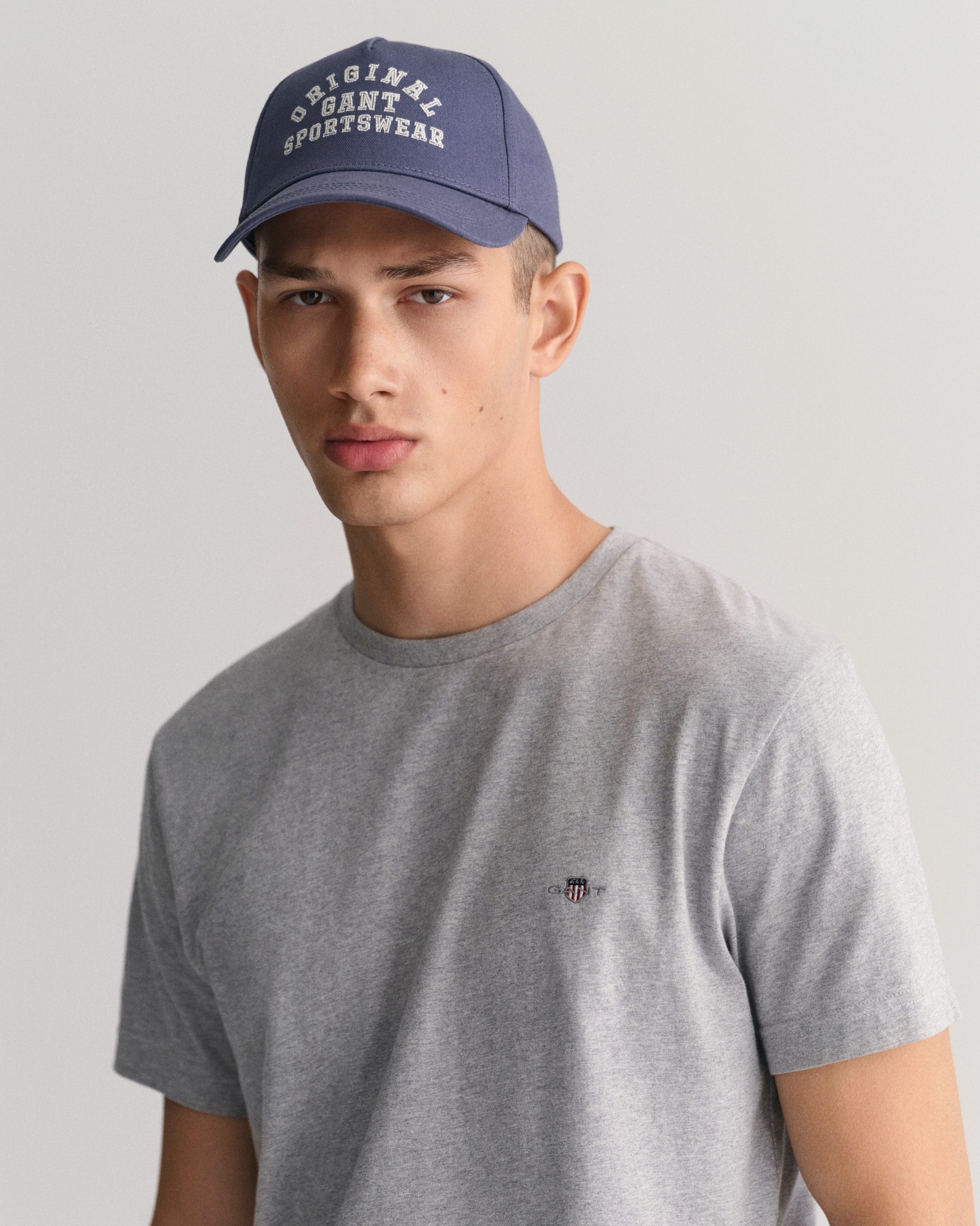Gant T-shirt SLIM SHIELD SS T-SHIRT met logoborduursel op borsthoogte