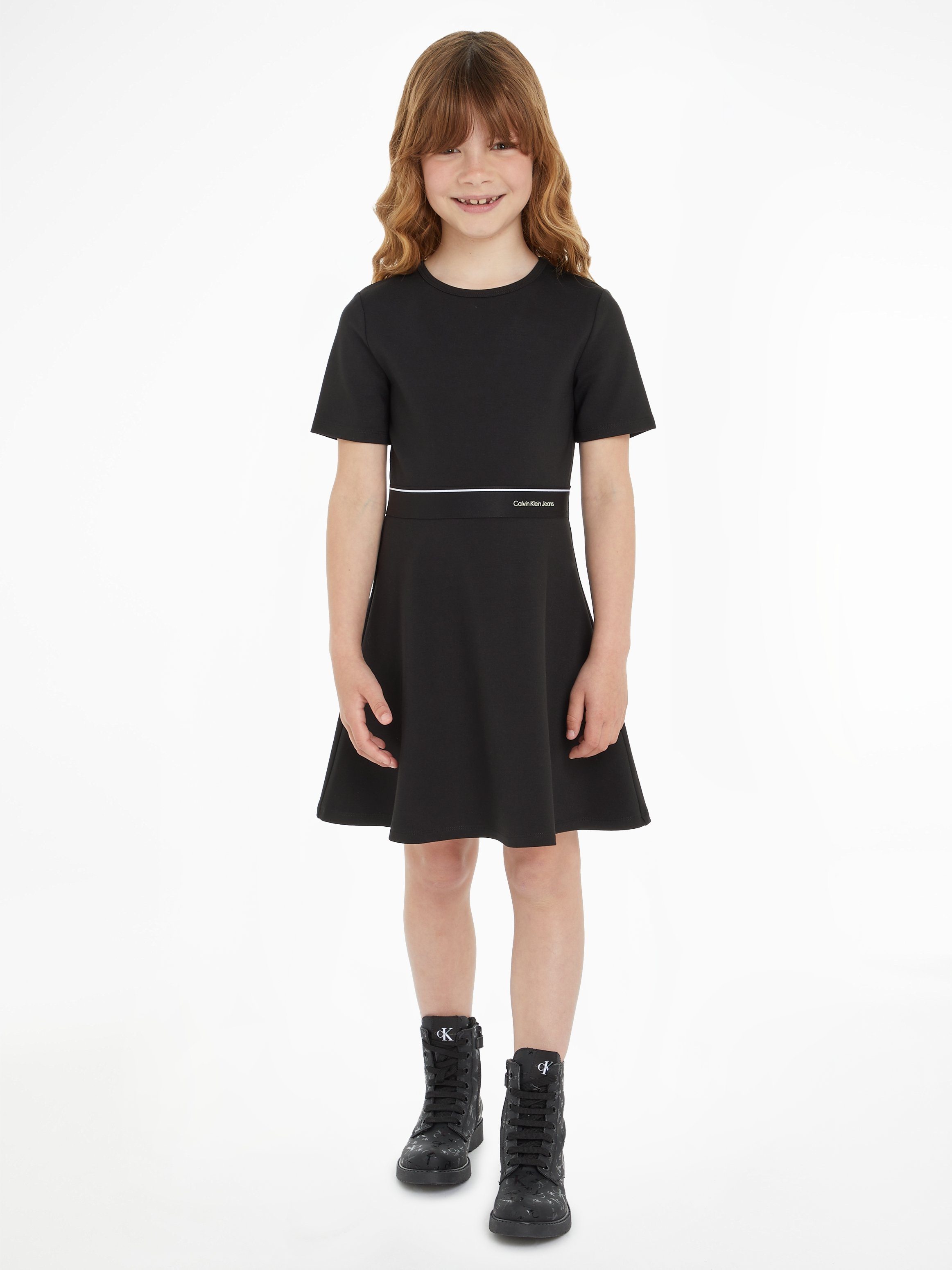 Calvin Klein Blousejurk PUNTO LOGO TAPE SS DRESS voor kinderen tot 16 jaar