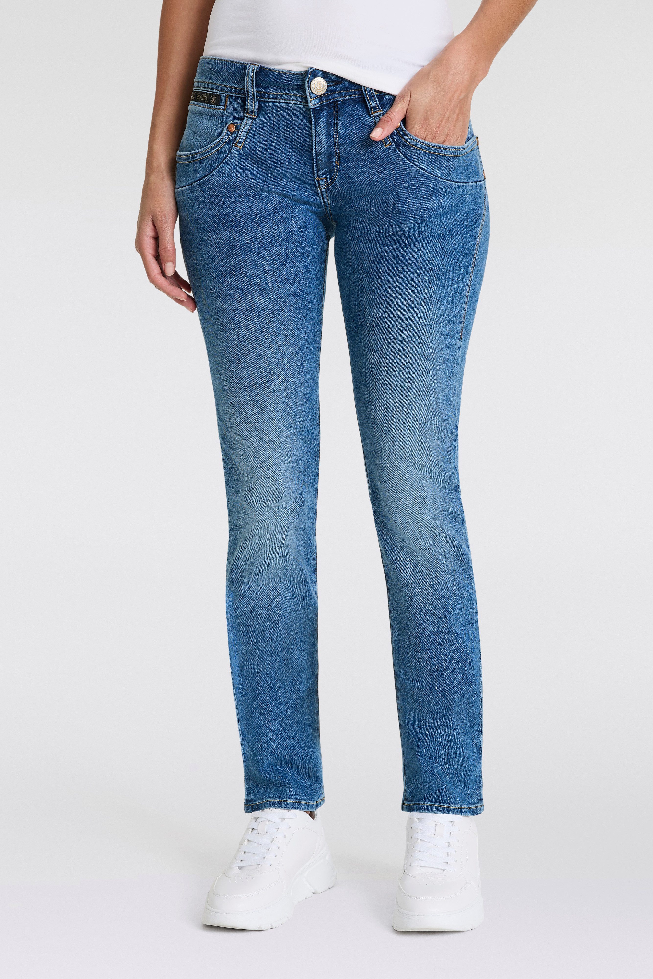 Herrlicher Slim fit jeans PIPER SLIM ORGANIC DENIM met logoknoppen op de achterzakken