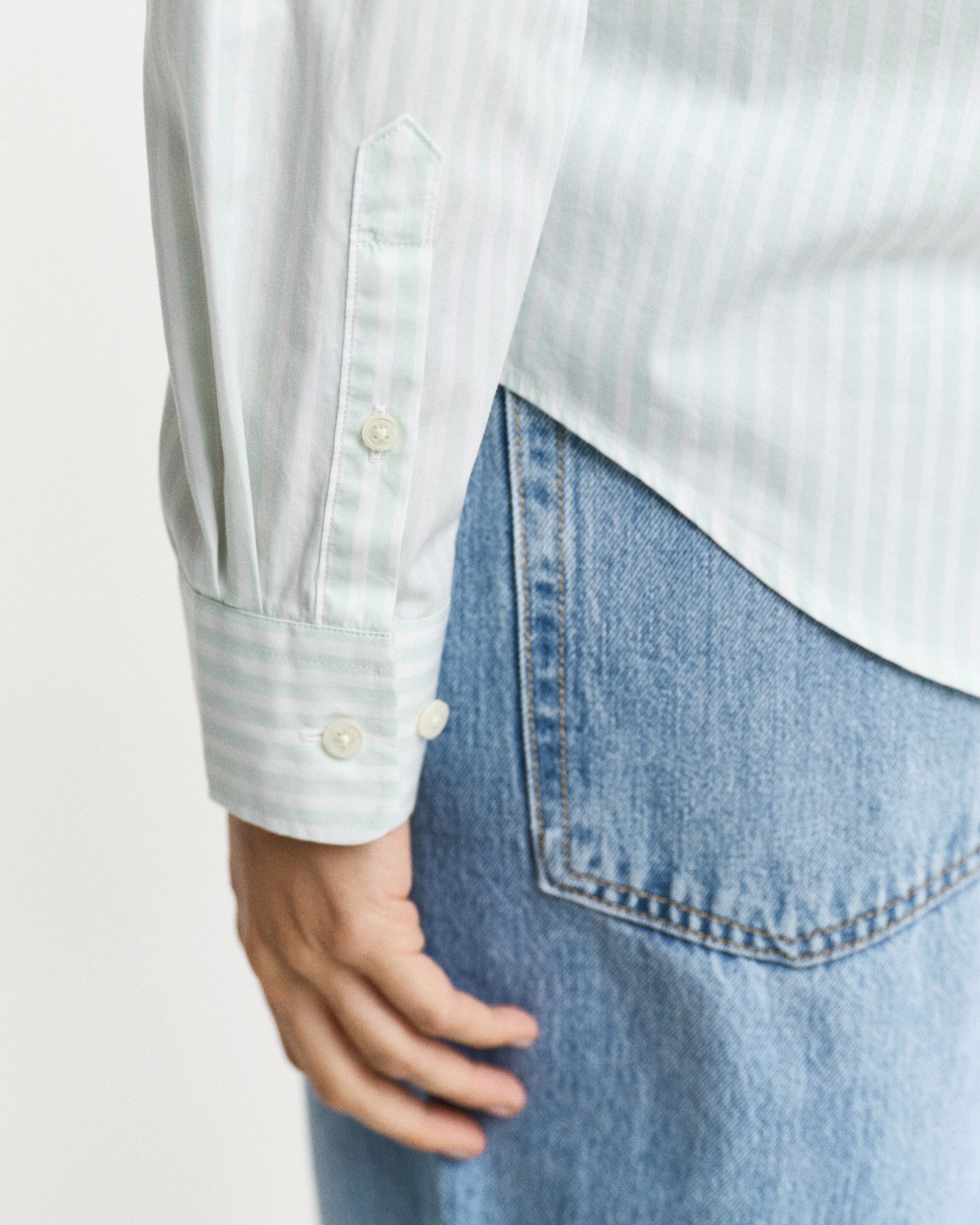 Gant Overhemdblouse REG POPLIN STRIPED SHIRT met een klein geborduurd logo op de borst