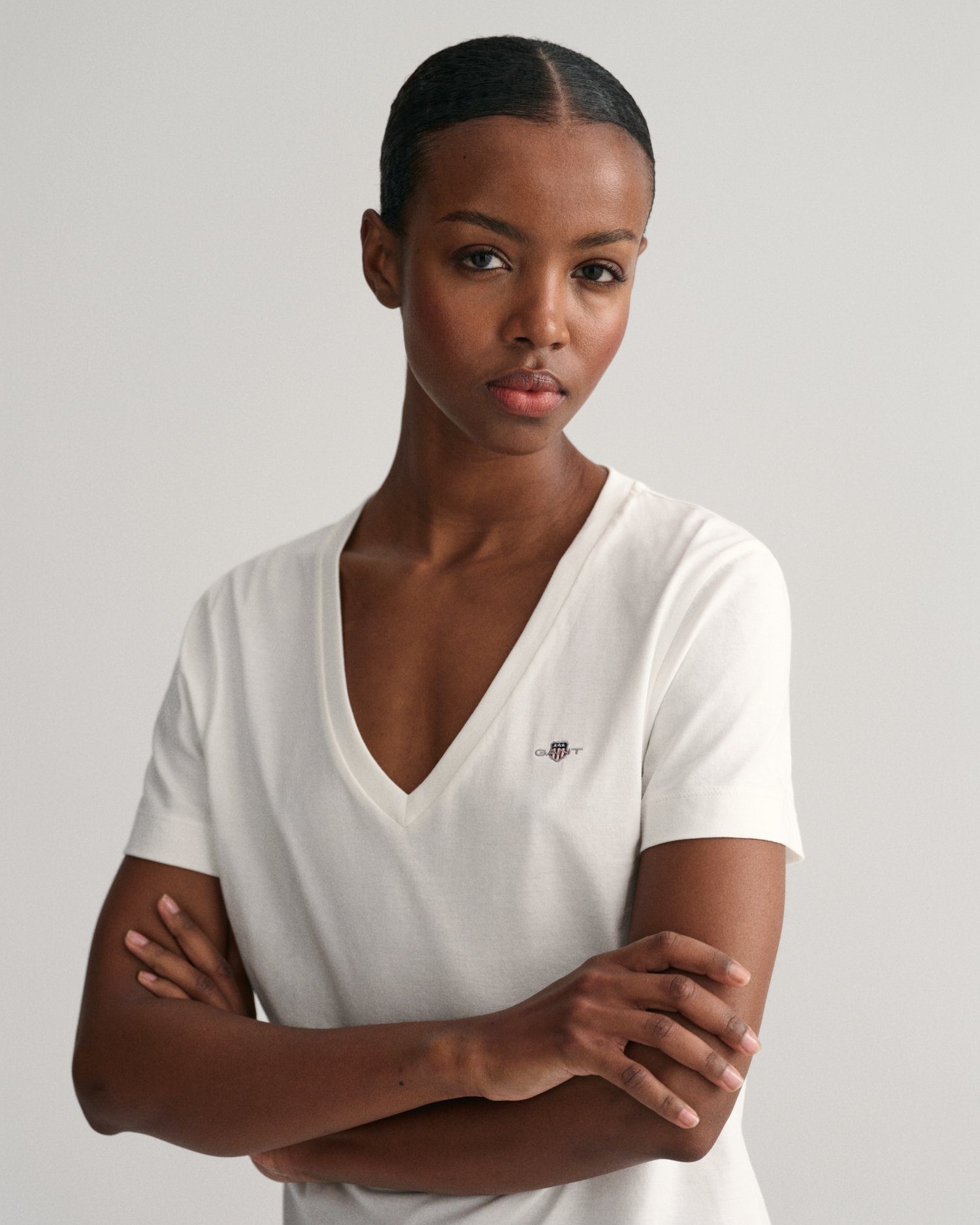 Gant T-shirt REG SHIELD KA V-NECK T-SHIRT met een klein geborduurd logo op de borst