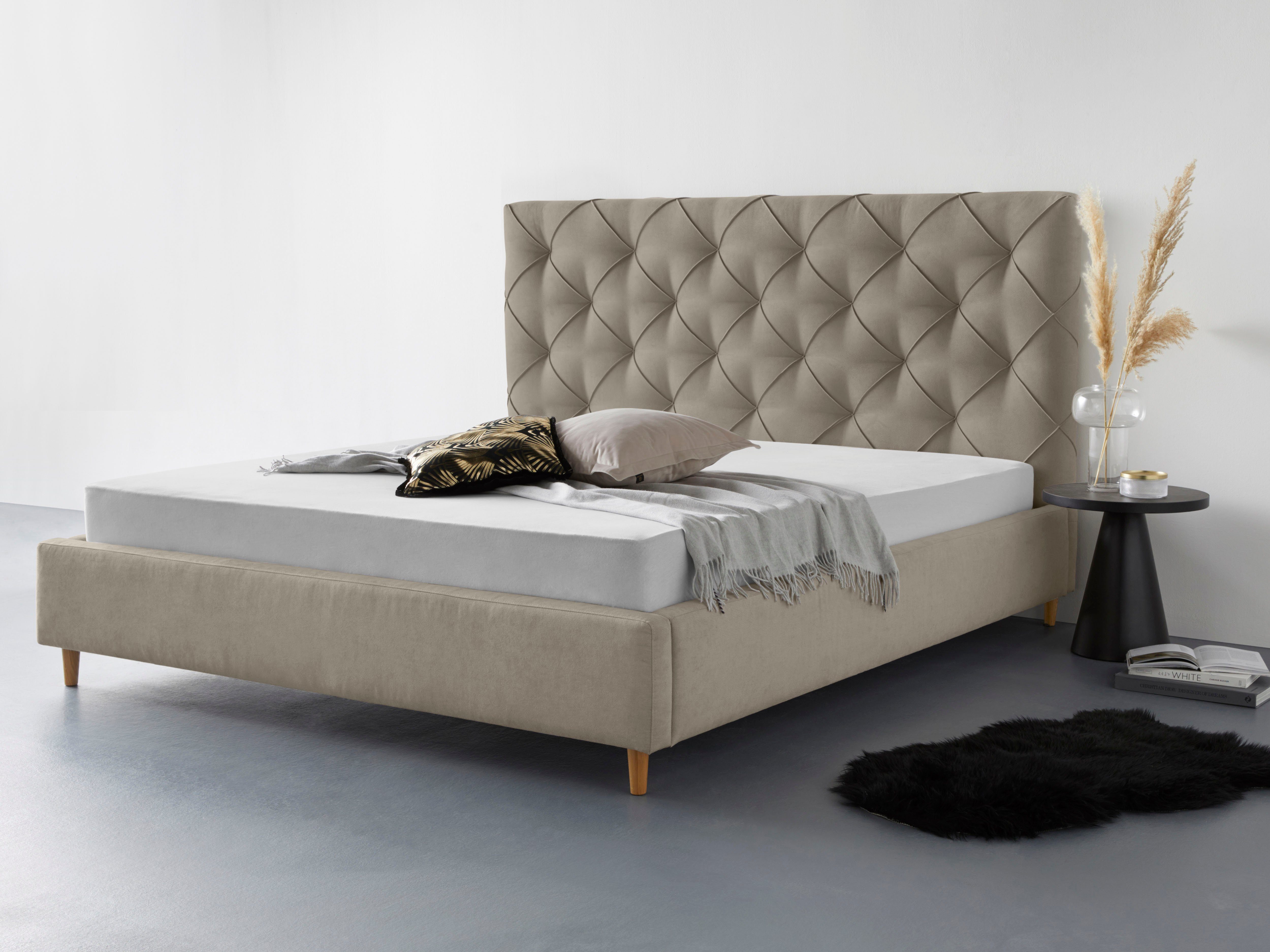 Leonique Gestoffeerd bed LOUANNE met mooie capitonnage aan de achterkant, met bedkist bedden beige