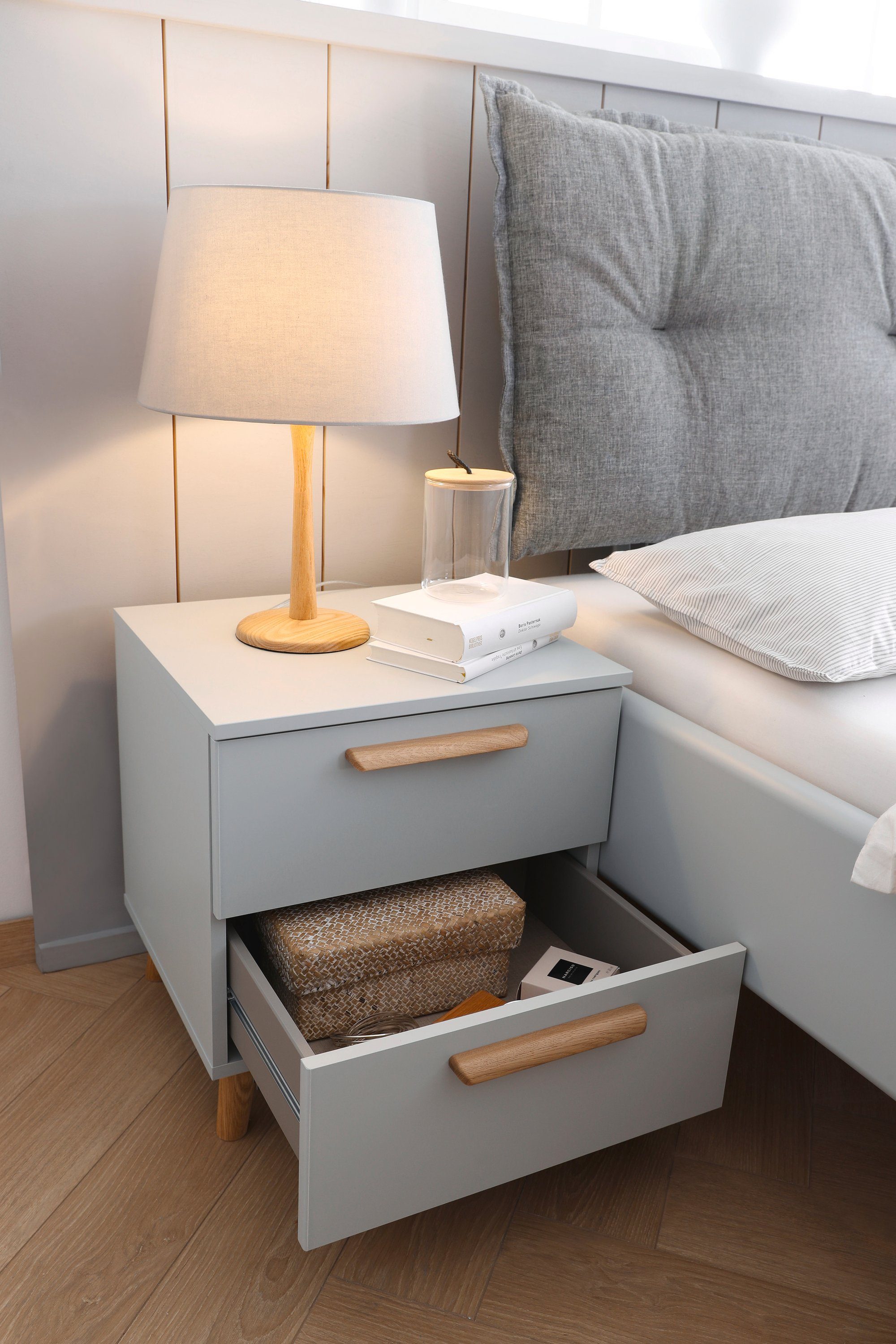 rauch Nachtkastje Skandi by Aditio met massief houten grepen, 2 lades met softclose-functie