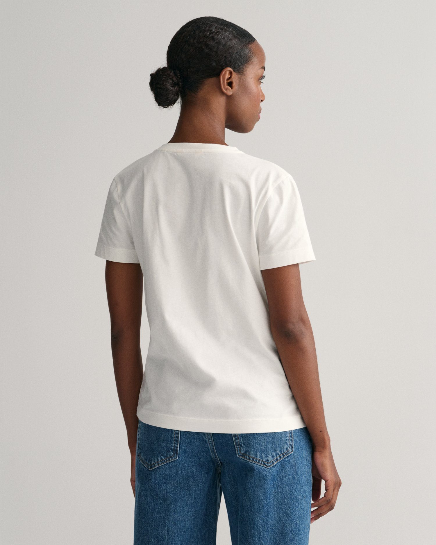 Gant T-shirt REG SHIELD KA V-NECK T-SHIRT met een klein geborduurd logo op de borst