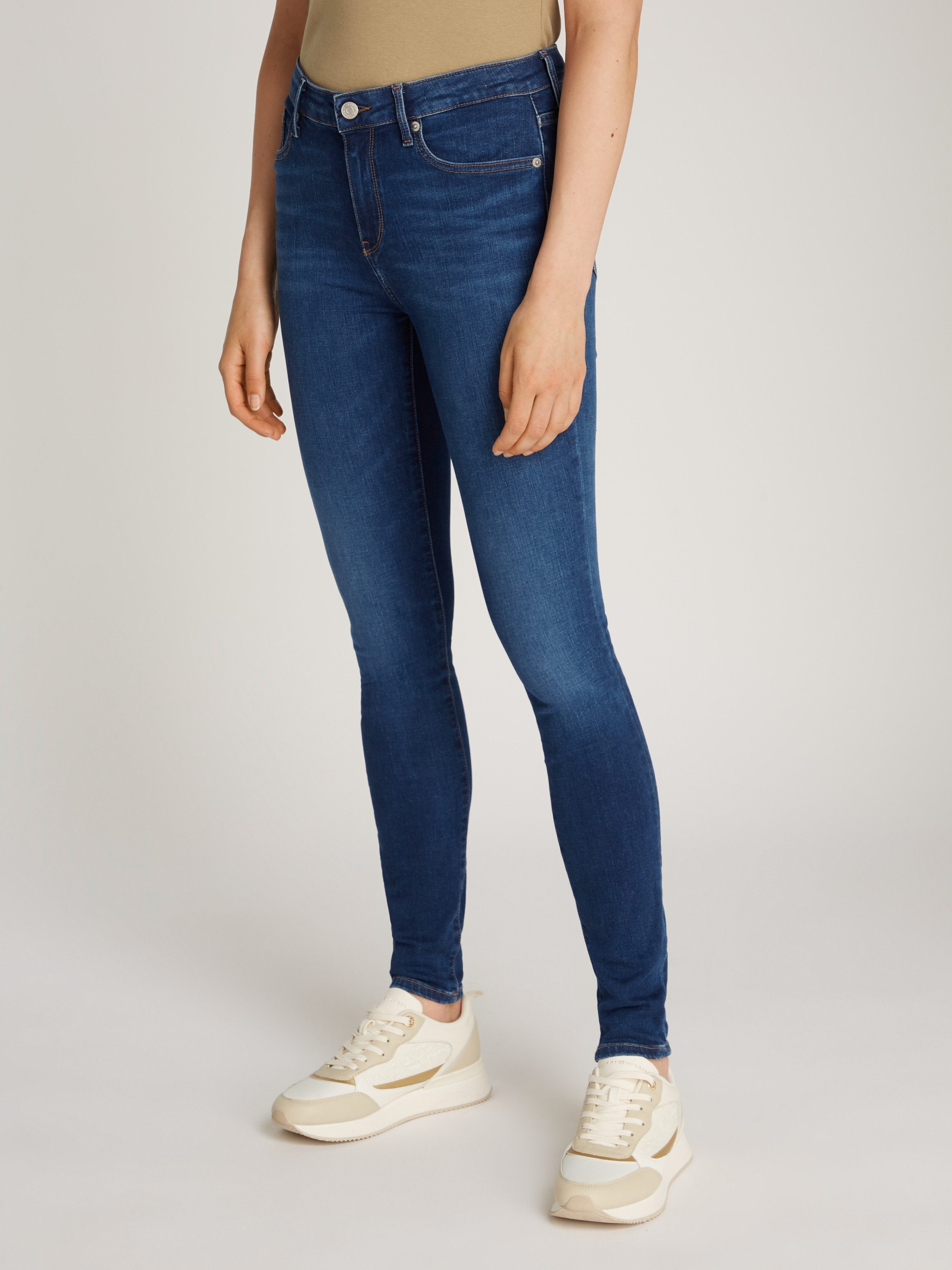 Tommy Hilfiger Skinny fit jeans COMO Skinny Regular Waist met logo-badge, in enkel-lengte