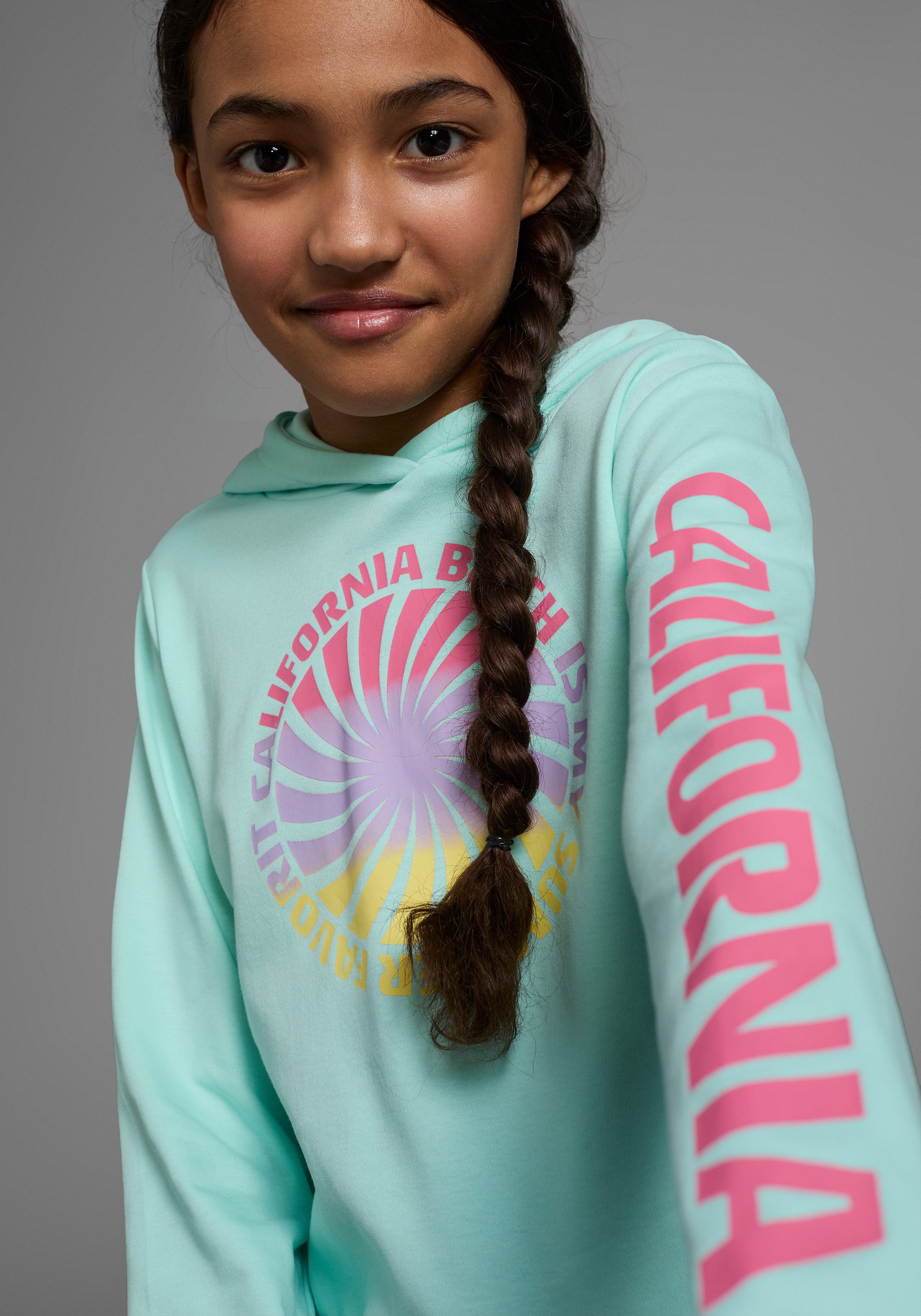 KIDSWORLD Capuchonshirt , Lange mouwen shirt met mouwprint Lange mouwen, rechte pasvorm, met coole print