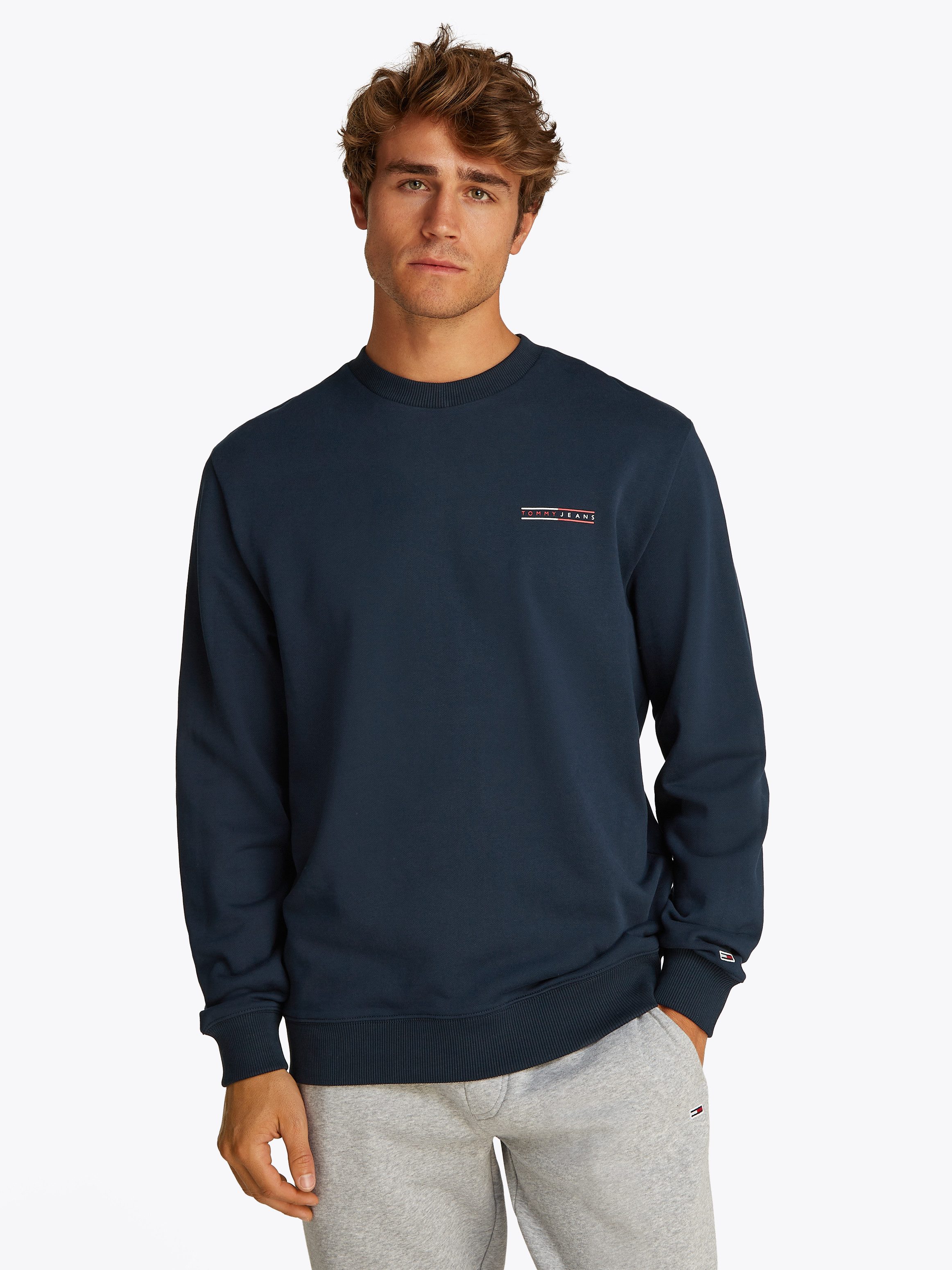 TOMMY JEANS Sweatshirt TJM REG ENTRY GRAPHIC CREW EXT licht overlappende schouders, kleine print op de borst