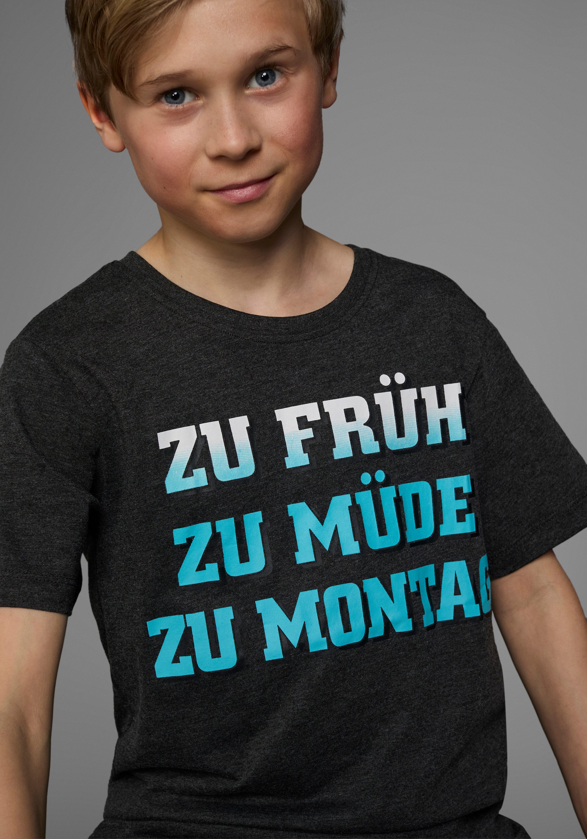 KIDSWORLD T-shirt Met spreuk: ZU FRÜH, ZU MÜDE... Korte mouwen, basic pasvorm, met stijlvolle print, ronde hals