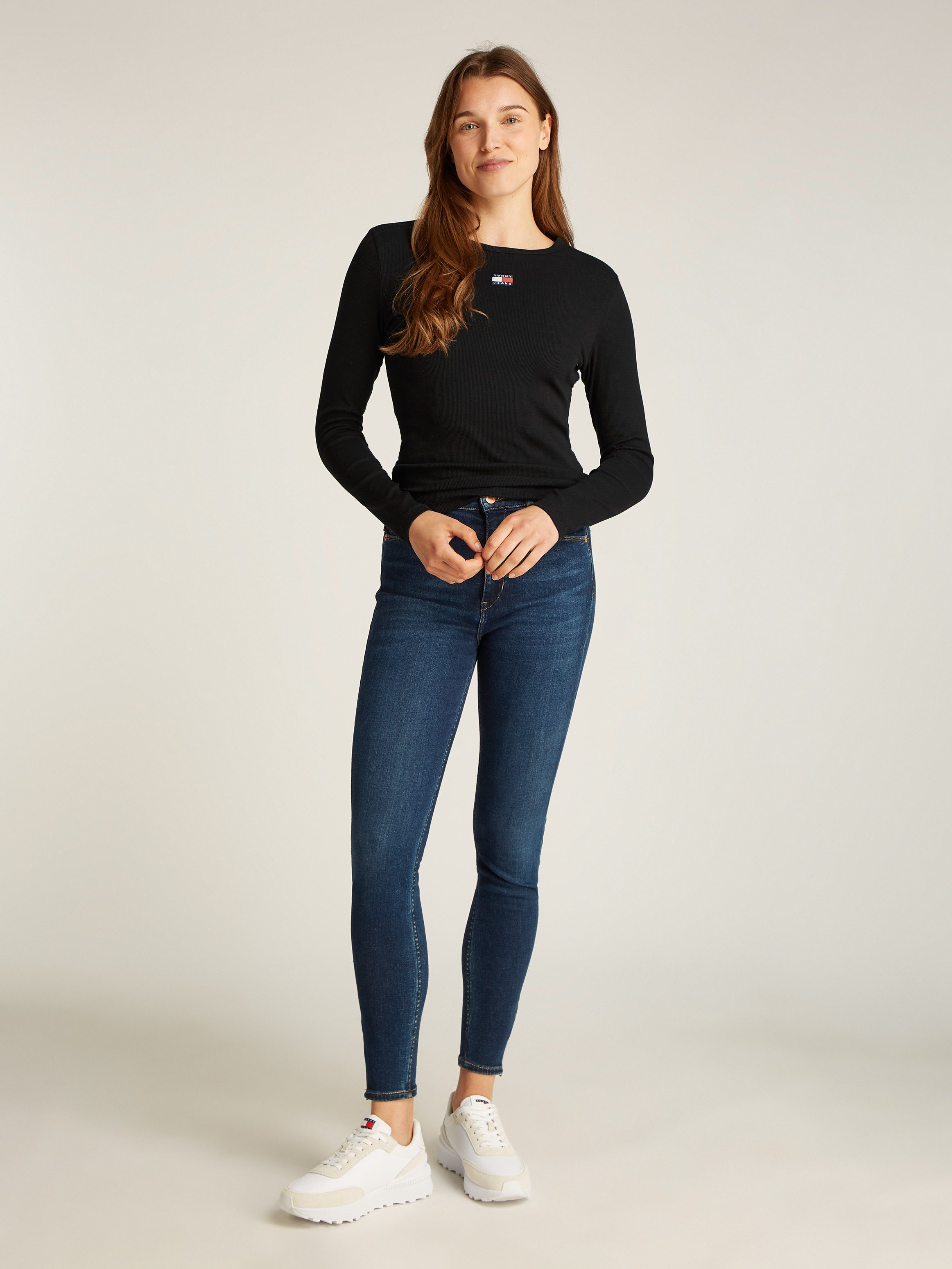 Tommy Jeans Curve Shirt met lange mouwen TJW SLIM LS BADGE TEE EXT in grote maten badge lange mouw