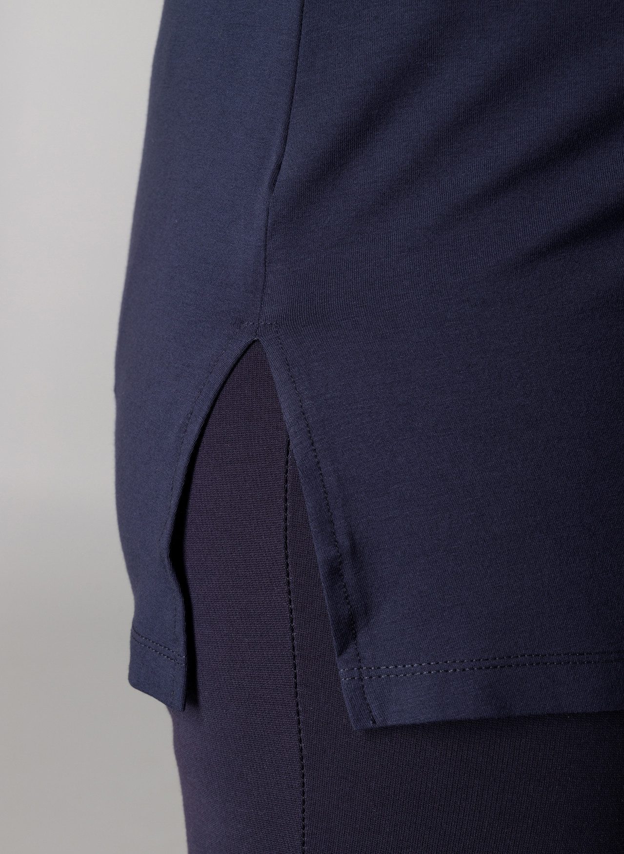 Base Level Curvy Top Over de heupen vallend model met splitjes bij de zoom