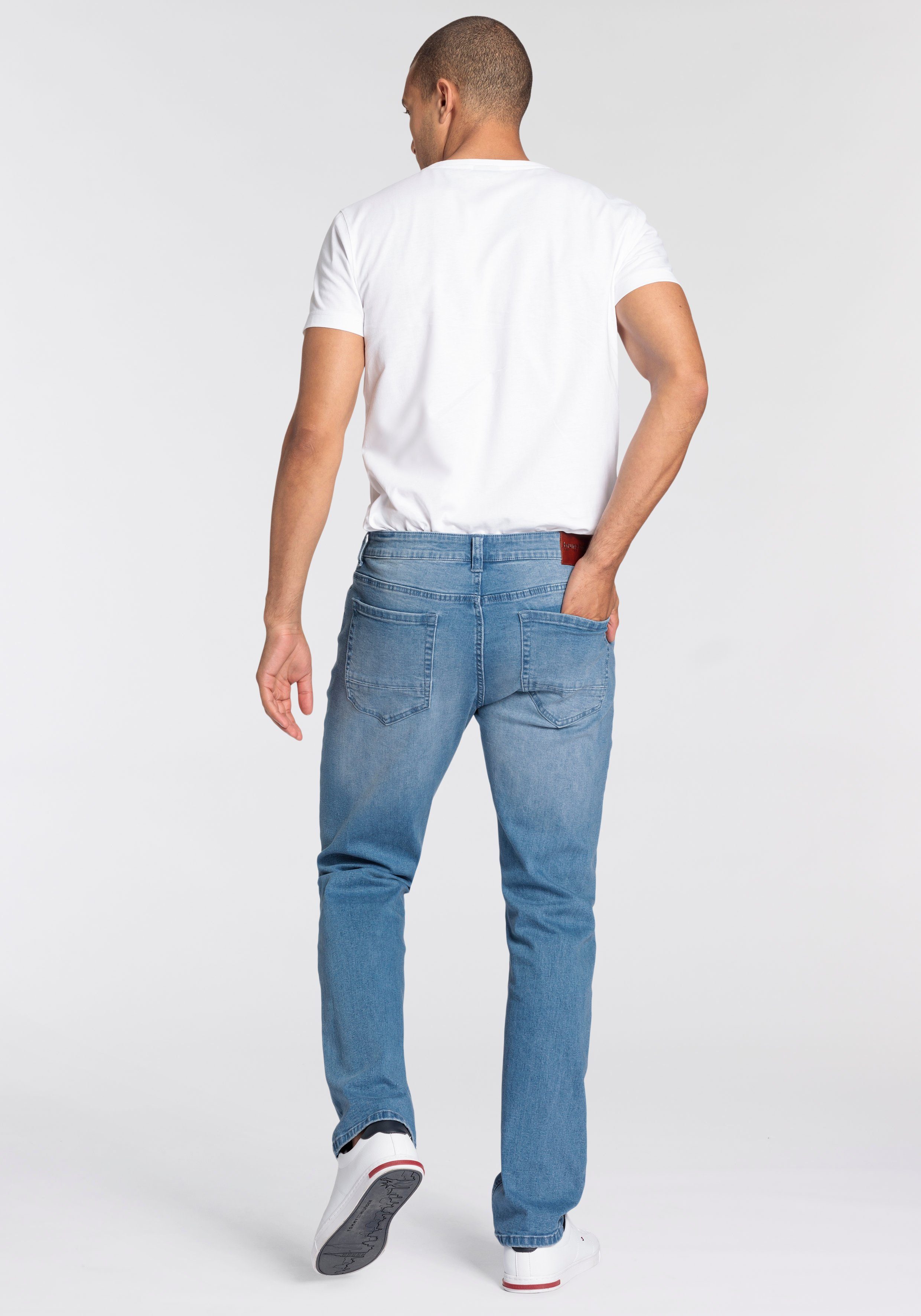 Bruno Banani Straight jeans Hutch rechte broekspijpen, gedeeltelijk met modieuze destroyed-effecten,