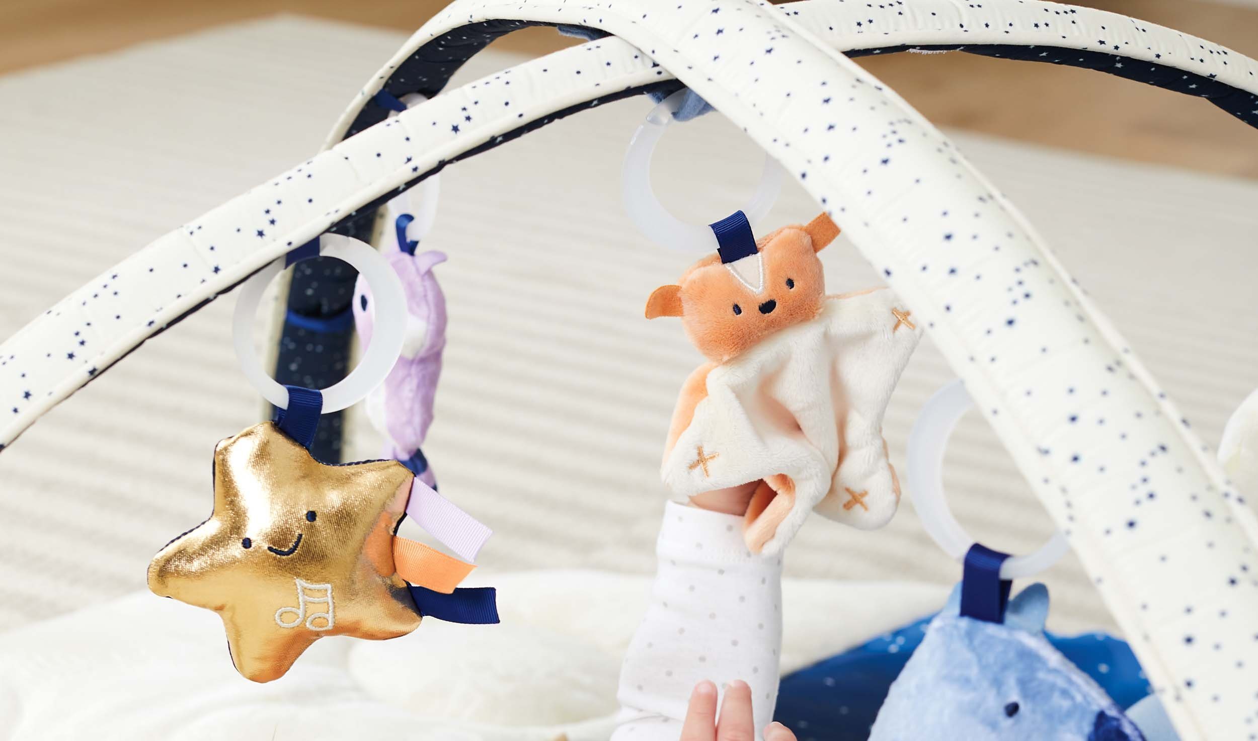 Skip Hop Babygym Celestrian Dreams speelboog met vijf stuks hangend speelgoed