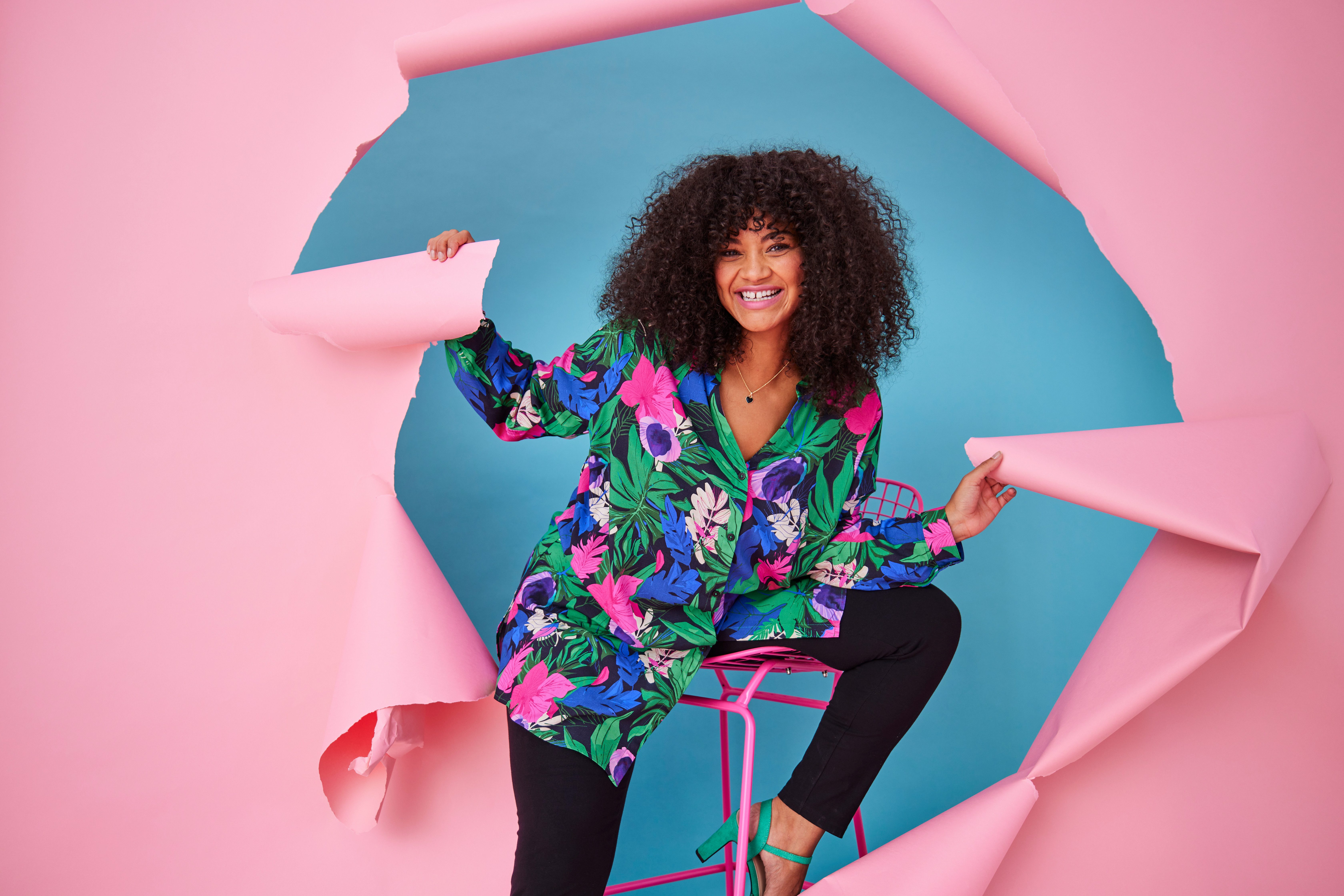 Aniston PLUS Lange blouse met tropische bloemen en bladeren bedrukt - nieuwe collectie