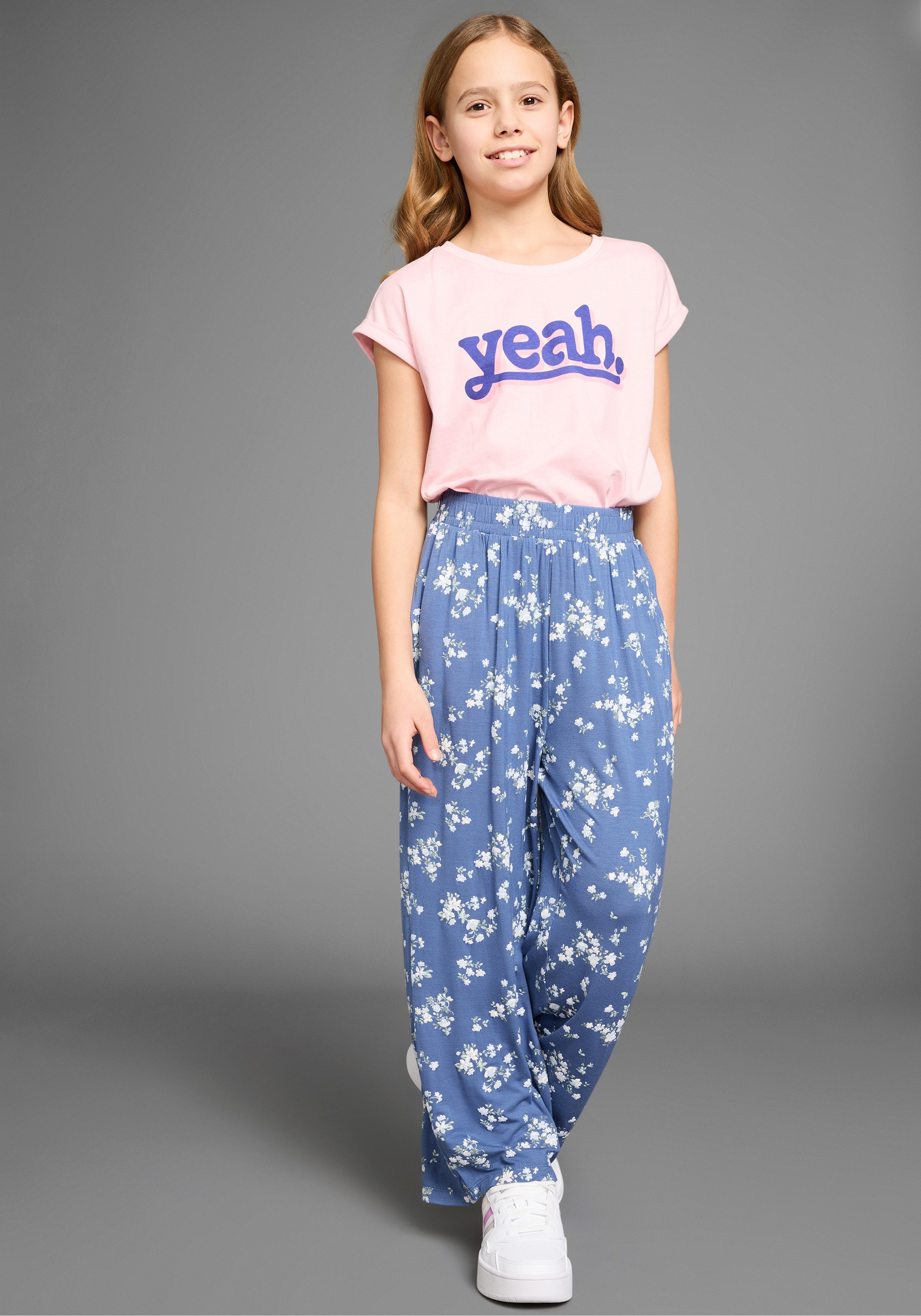 KIDSWORLD Comfortbroek Viskose broek met bloemendruk Trendige broek met bloemenmotief
