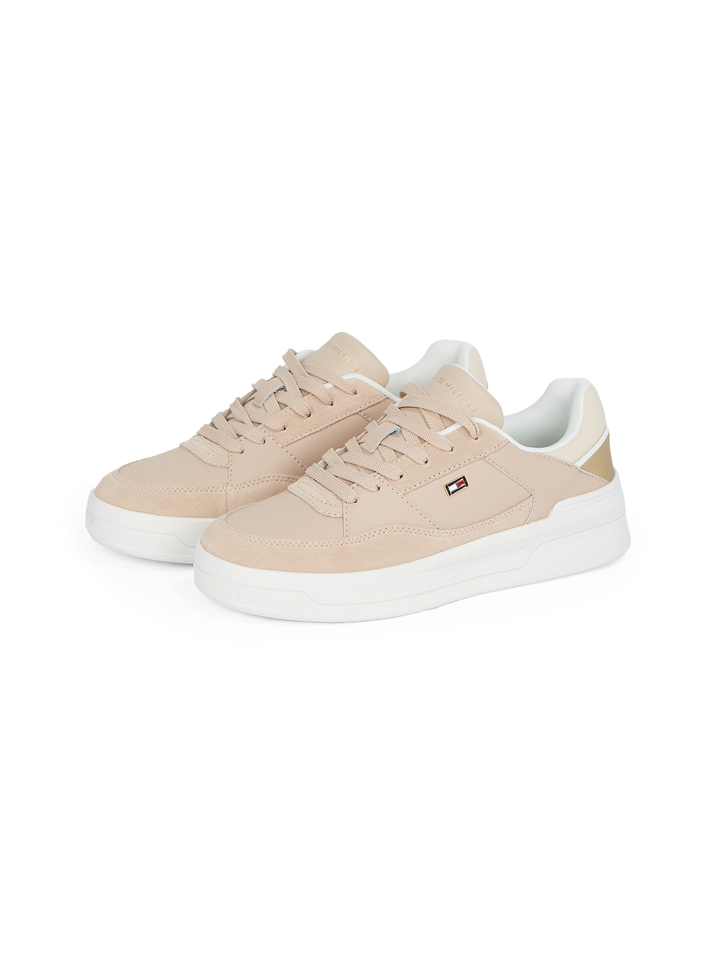 Tommy Hilfiger Plateausneakers ESSENT BASKET SNEAKER METALLIC vrijetijdsschoen, lage schoen, veterschoen met zijlogo-vlag