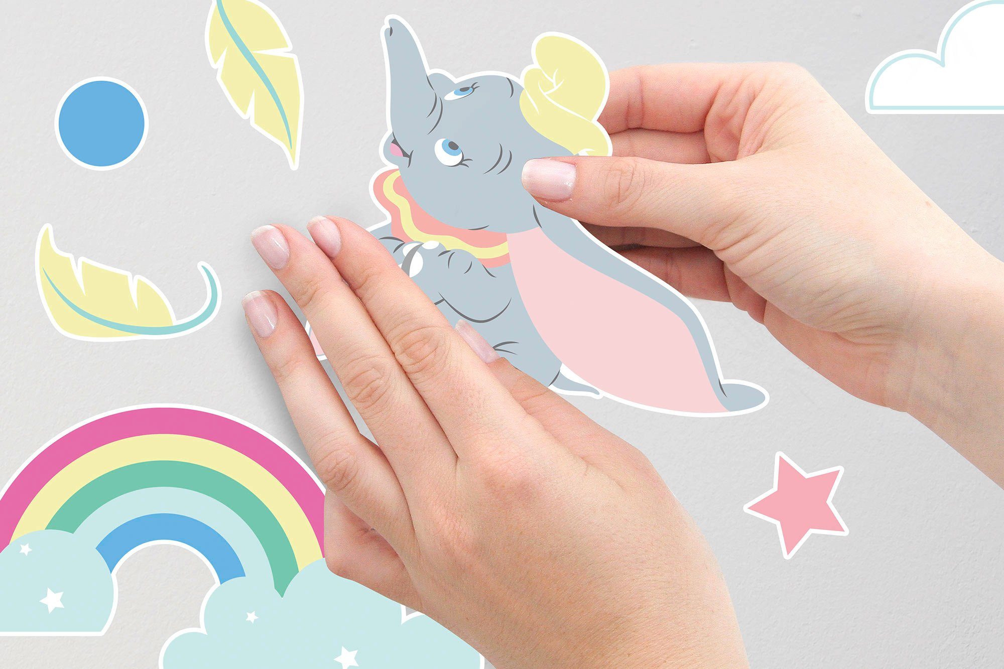 Komar Wandfolie Dumbo Daydream - afm. 50 x 70 cm zelfklevend, wandstickers, kinderkamer (26-delig)