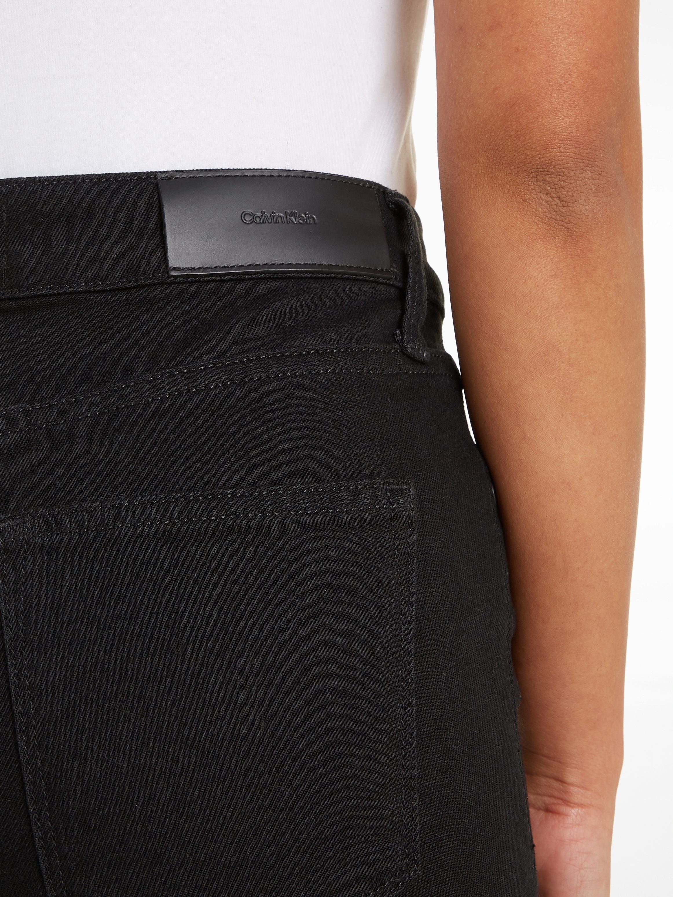 Calvin Klein Slim fit jeans MR SLIM - SOFT BLACK met leren merklabel aan de achterkant van de tailleband