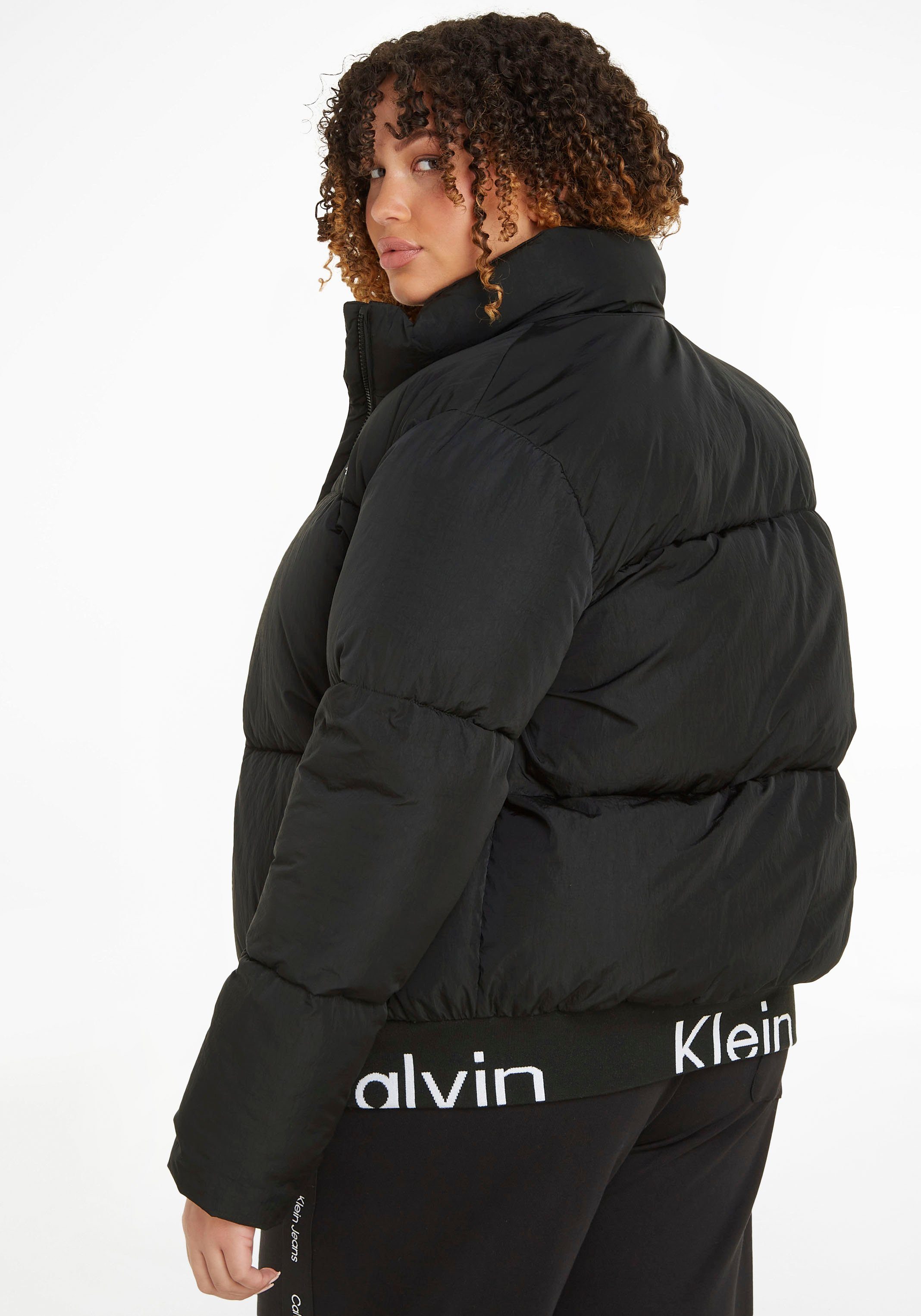 Calvin Klein Jeans Plus Gewatteerde jas PLUS LOGO HEM SHORT PUFFER met elastische calvin klein jeans band