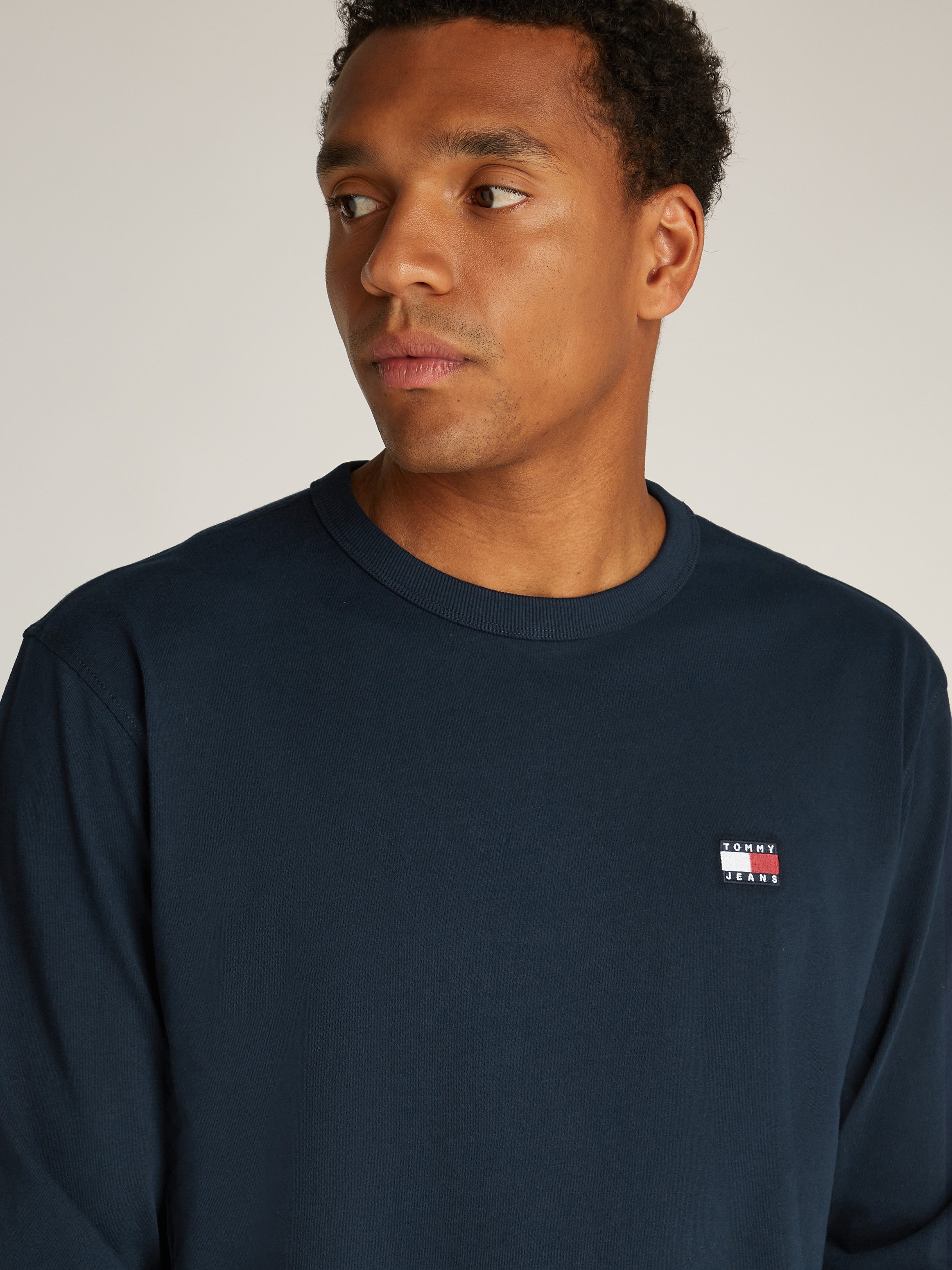 TOMMY JEANS Shirt met lange mouwen TJM REG BADGE LS TEE met borduursel