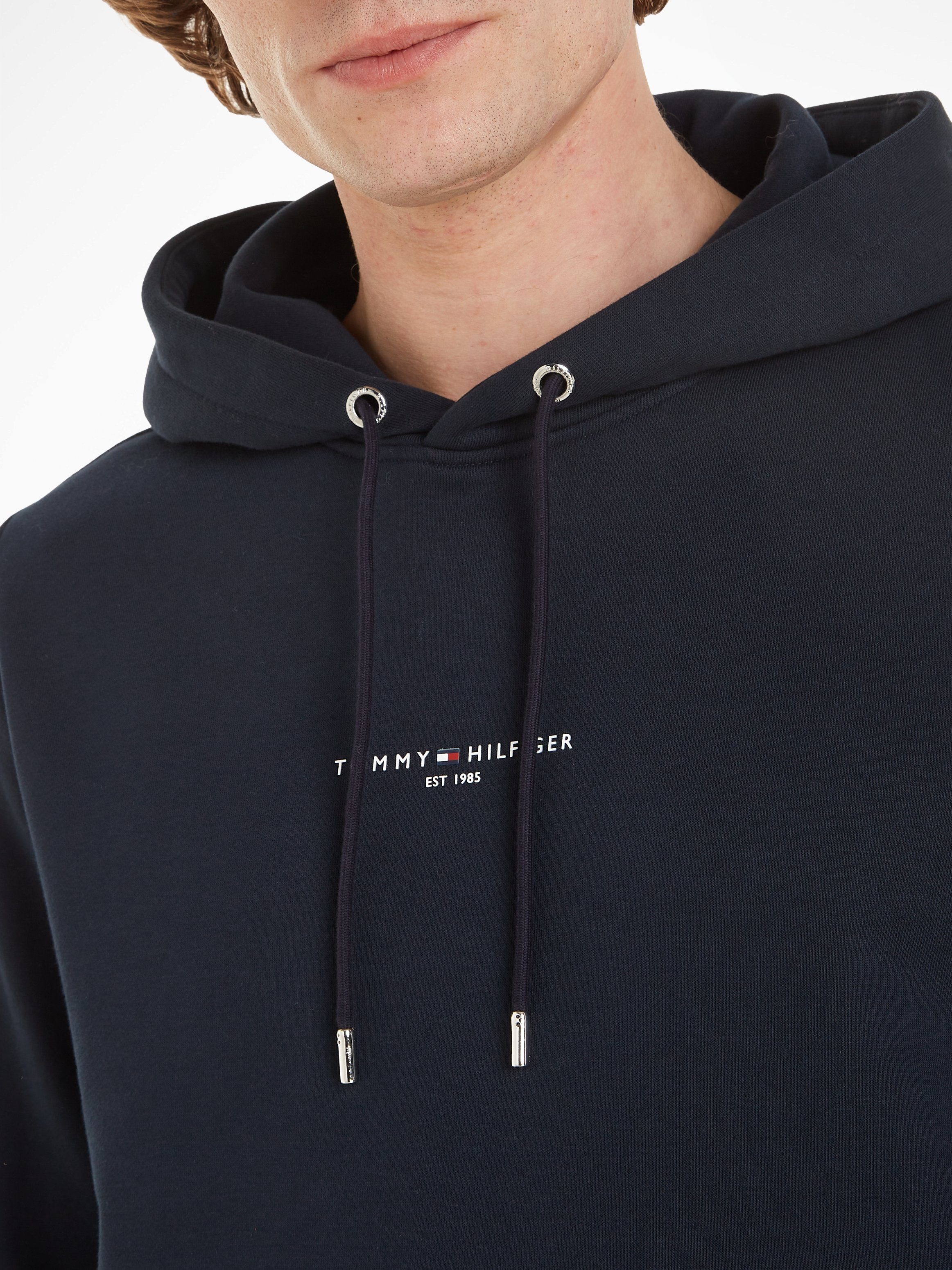 Tommy Hilfiger Hoodie TOMMY LOGO TIPPED HOODY Tommy-Tape binnen aan de halsopening, Vlag-Stiksel op de Mouw