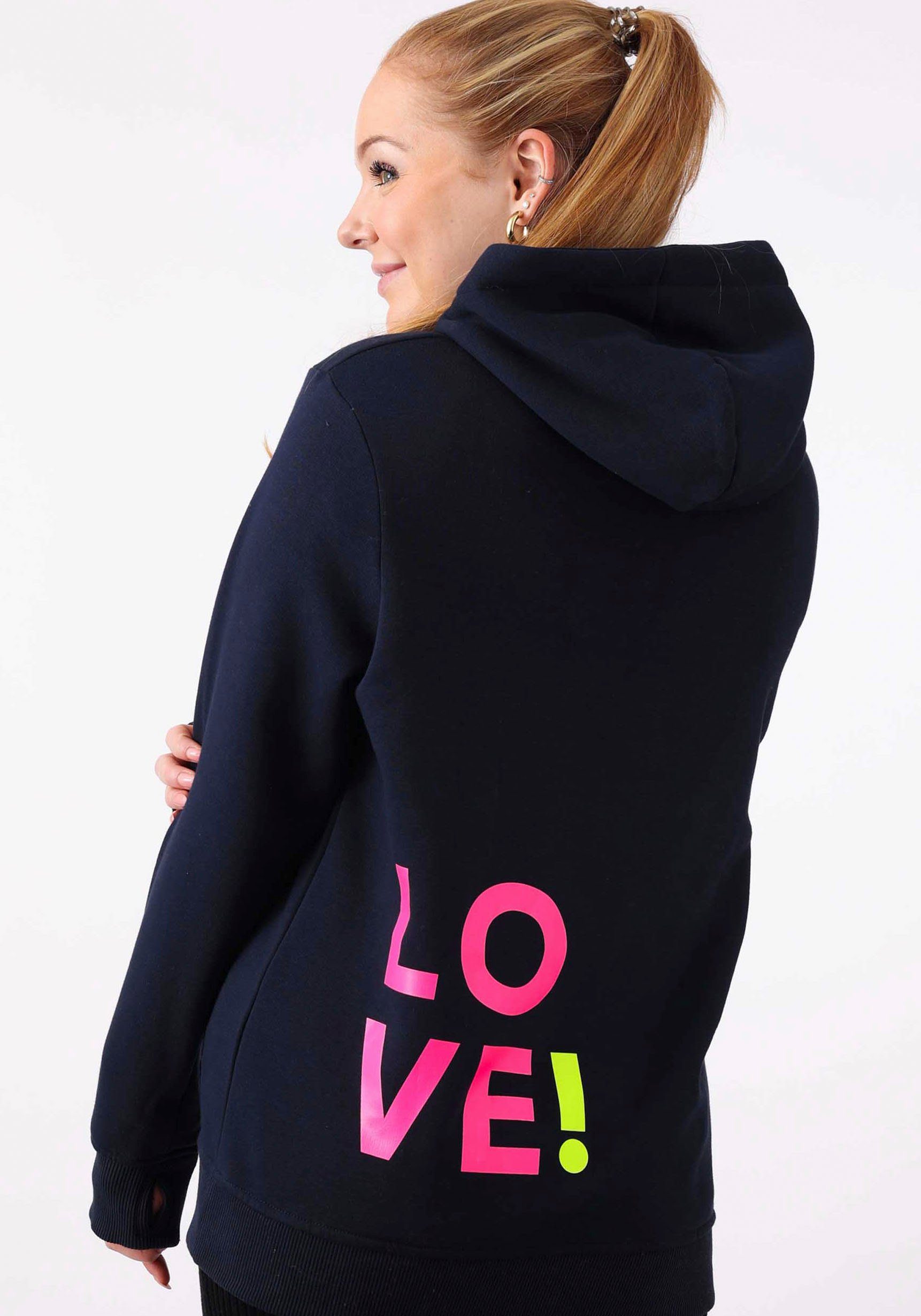 Zwillingsherz Hoodie met geborduurd neonhart op de mouw en "love"-schrift op koord