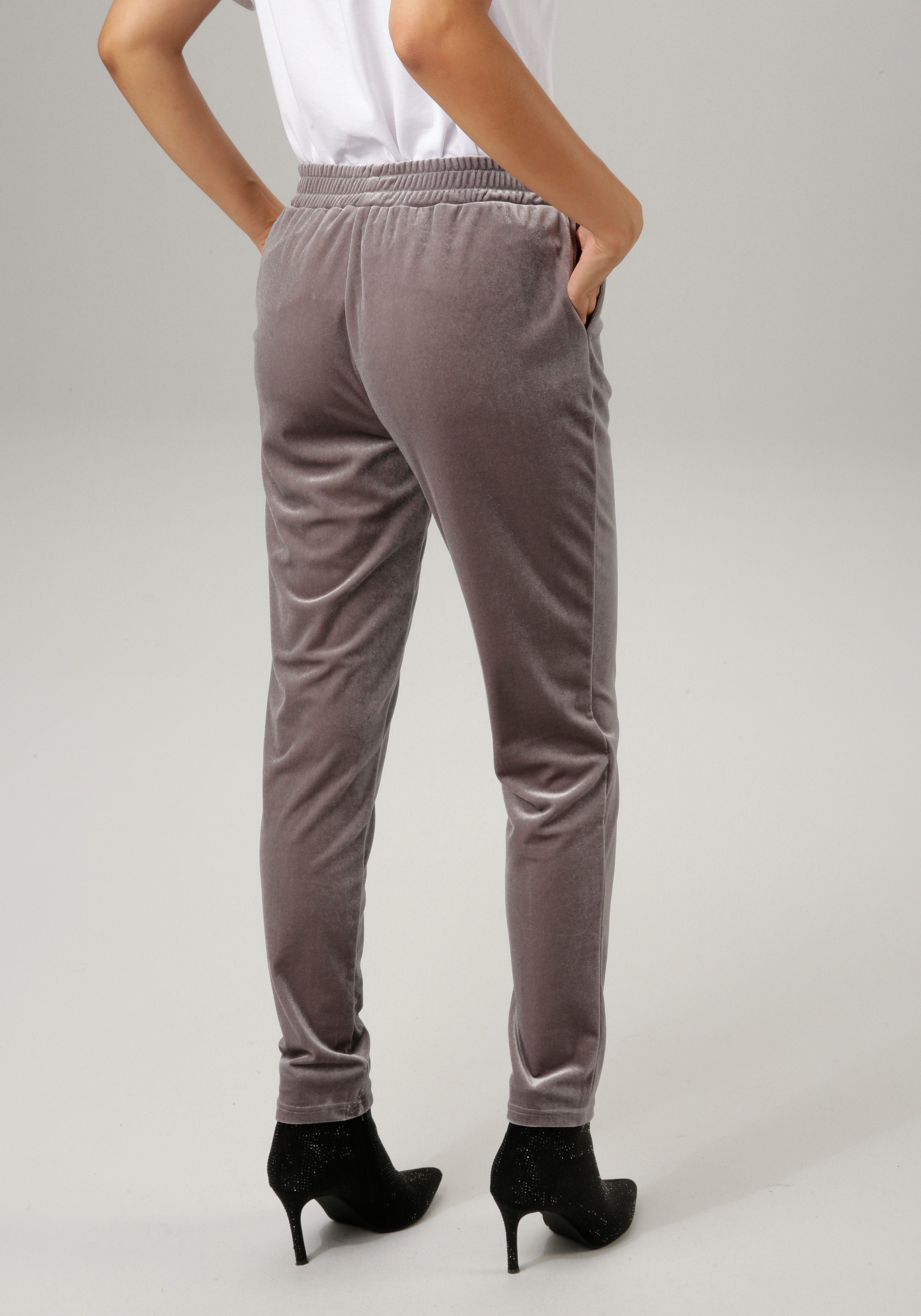 Aniston CASUAL Comfortbroek van edele, glanzende fluweel